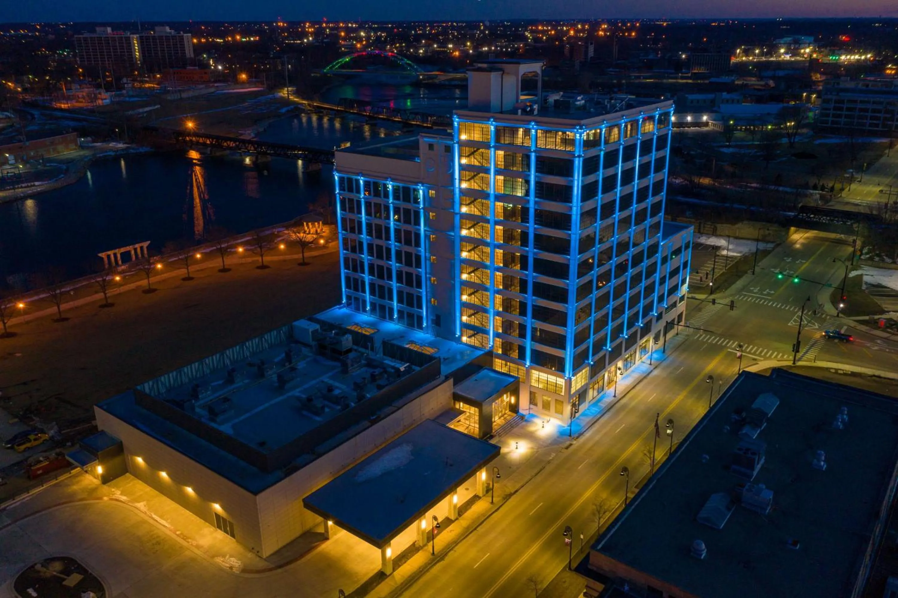 Property building in Embassy Suites By Hilton Rockford Riverfront