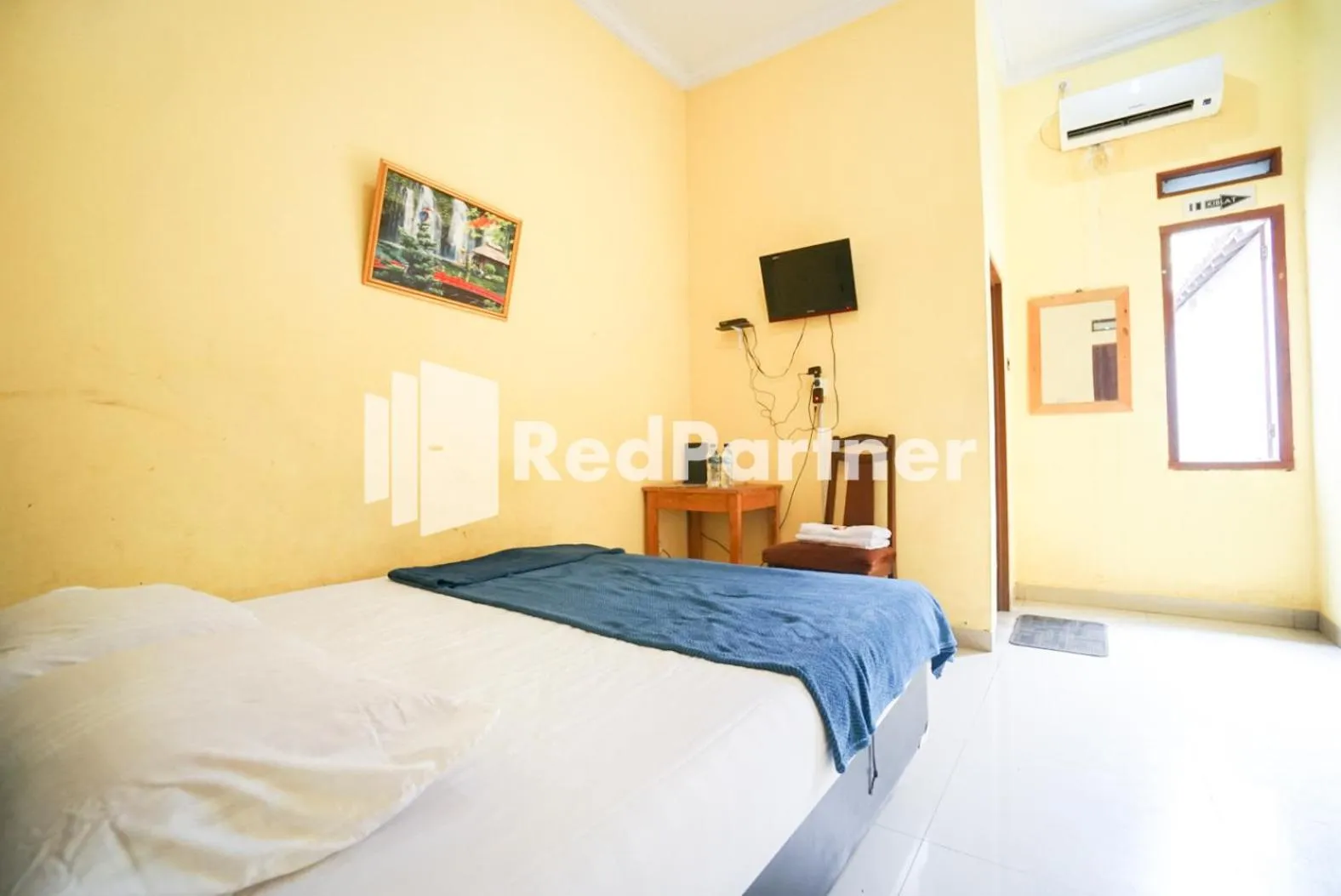 Bedroom, Bed in Surabaya Jaya Hotel near Soekarno Hatta Airport Redpartner