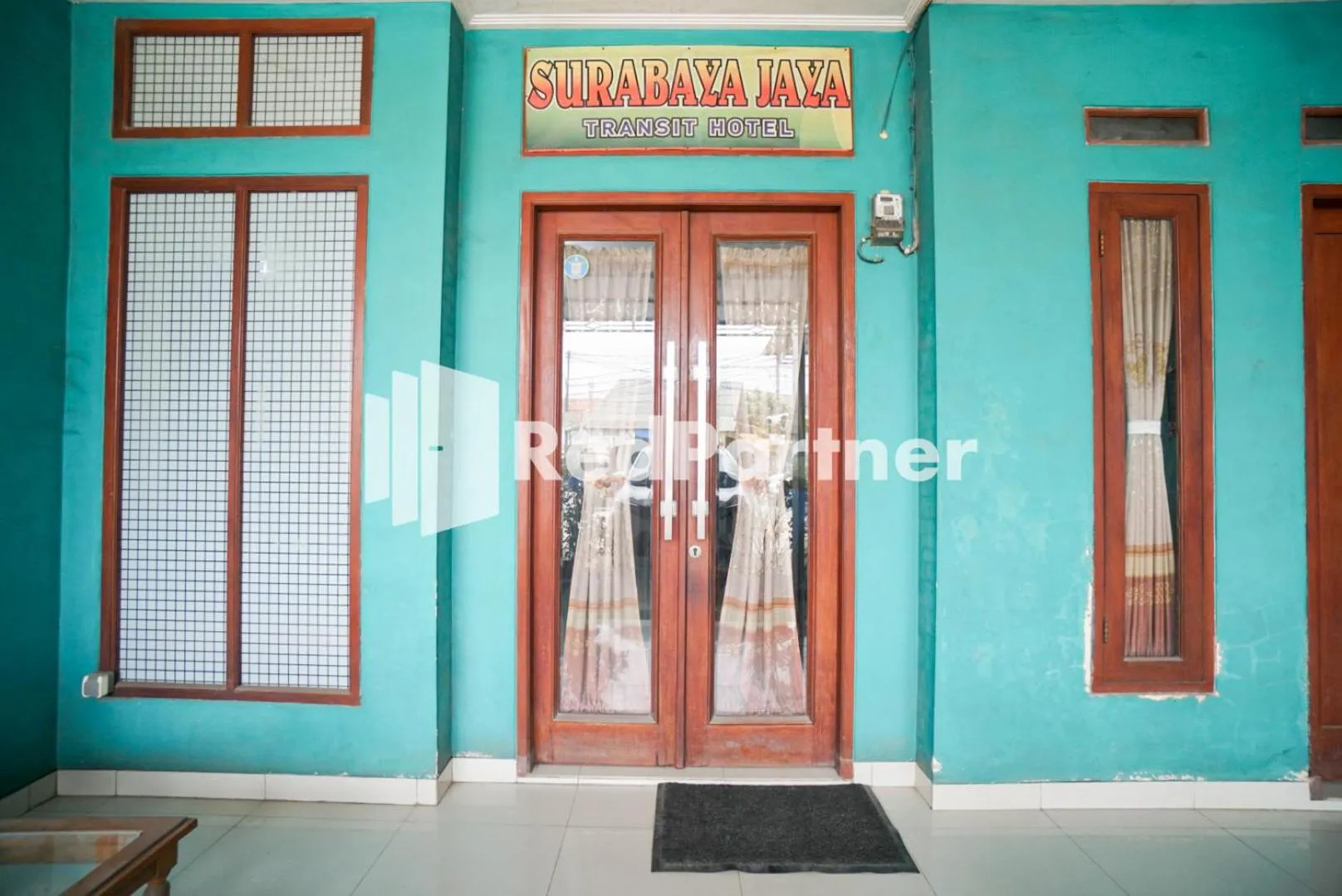 Facade/entrance in Surabaya Jaya Hotel near Soekarno Hatta Airport Redpartner
