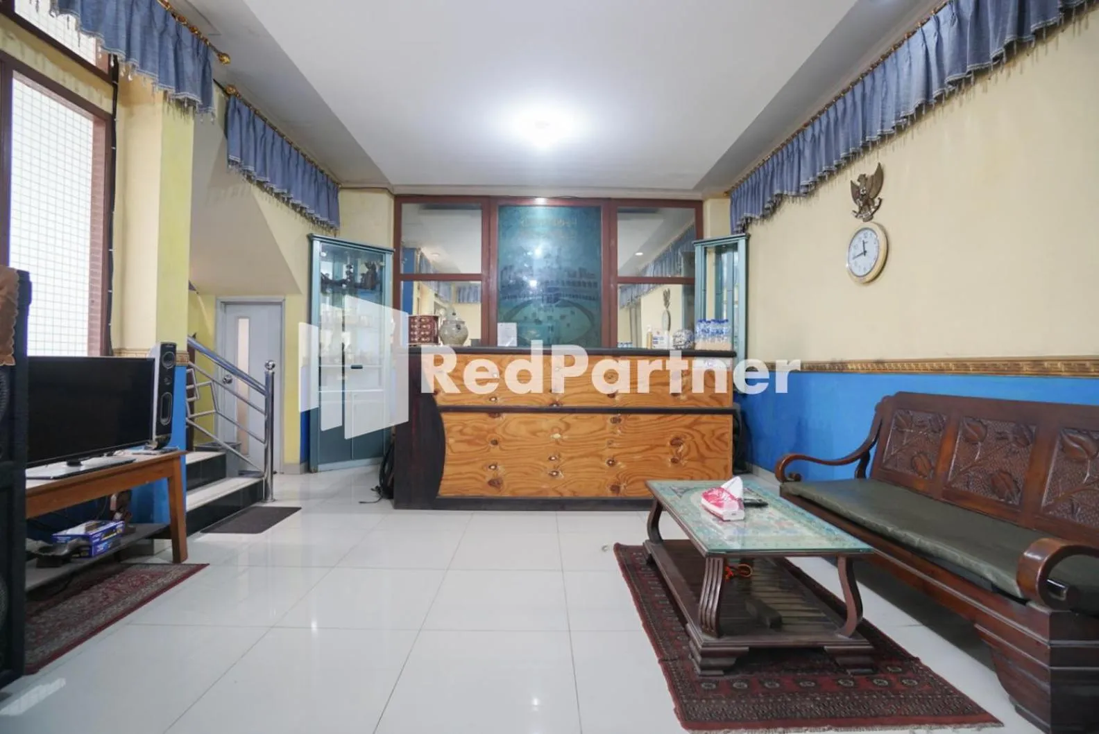 Lobby or reception in Surabaya Jaya Hotel near Soekarno Hatta Airport Redpartner