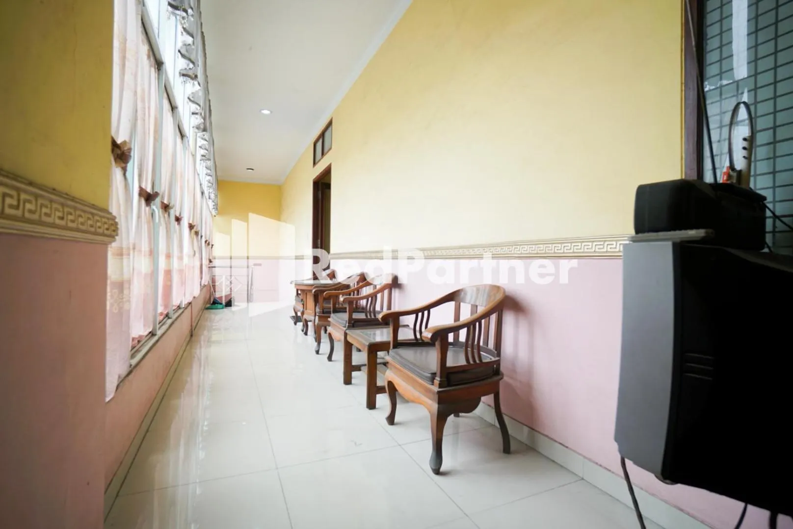Seating area in Surabaya Jaya Hotel near Soekarno Hatta Airport Redpartner