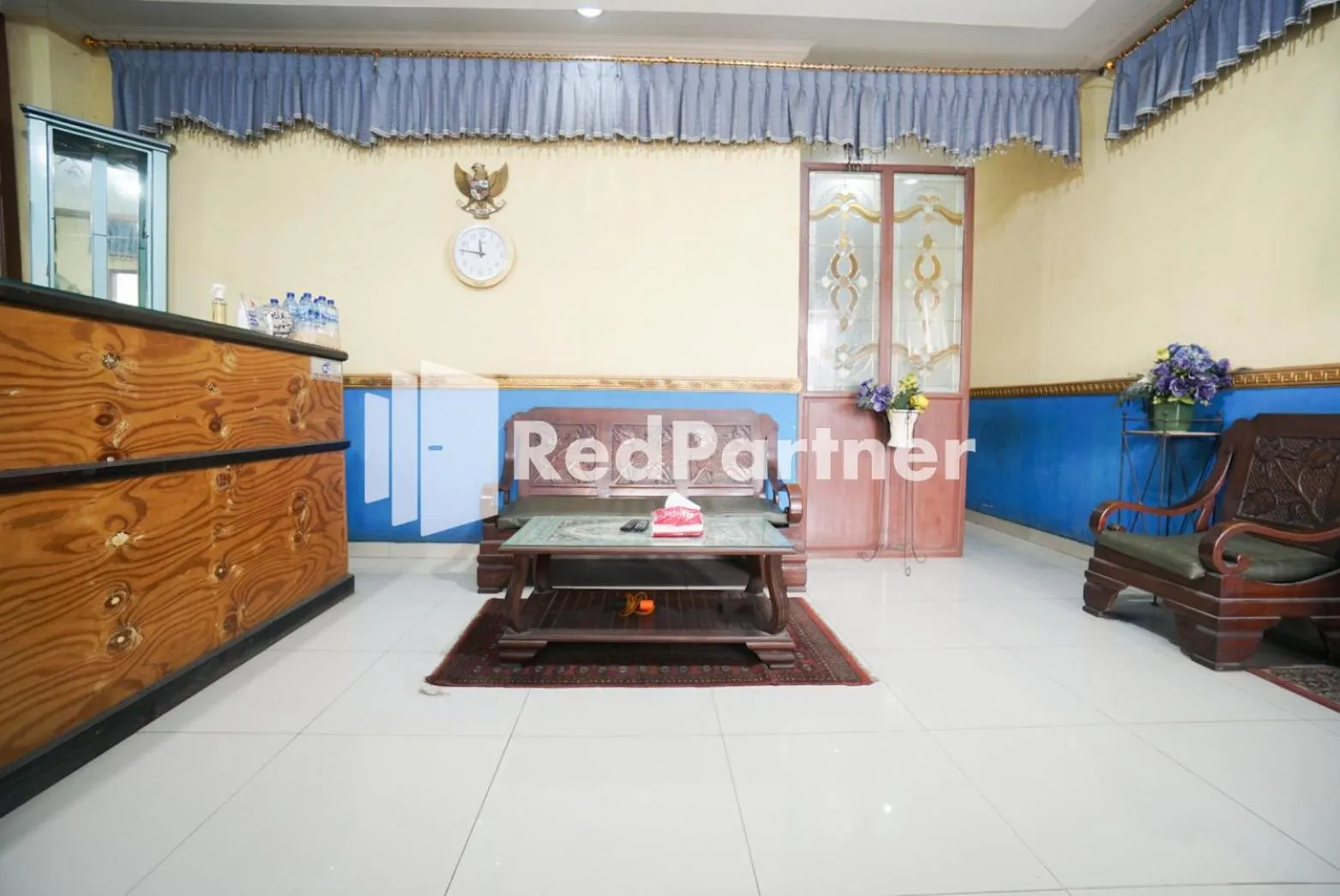 Lobby or reception in Surabaya Jaya Hotel near Soekarno Hatta Airport Redpartner