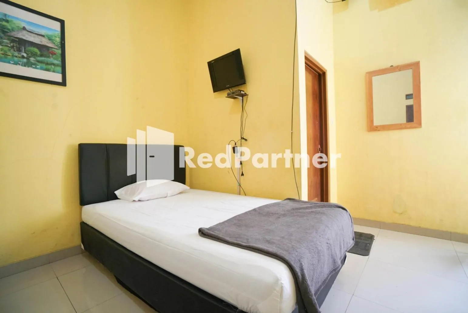 Bedroom, Bed in Surabaya Jaya Hotel near Soekarno Hatta Airport Redpartner