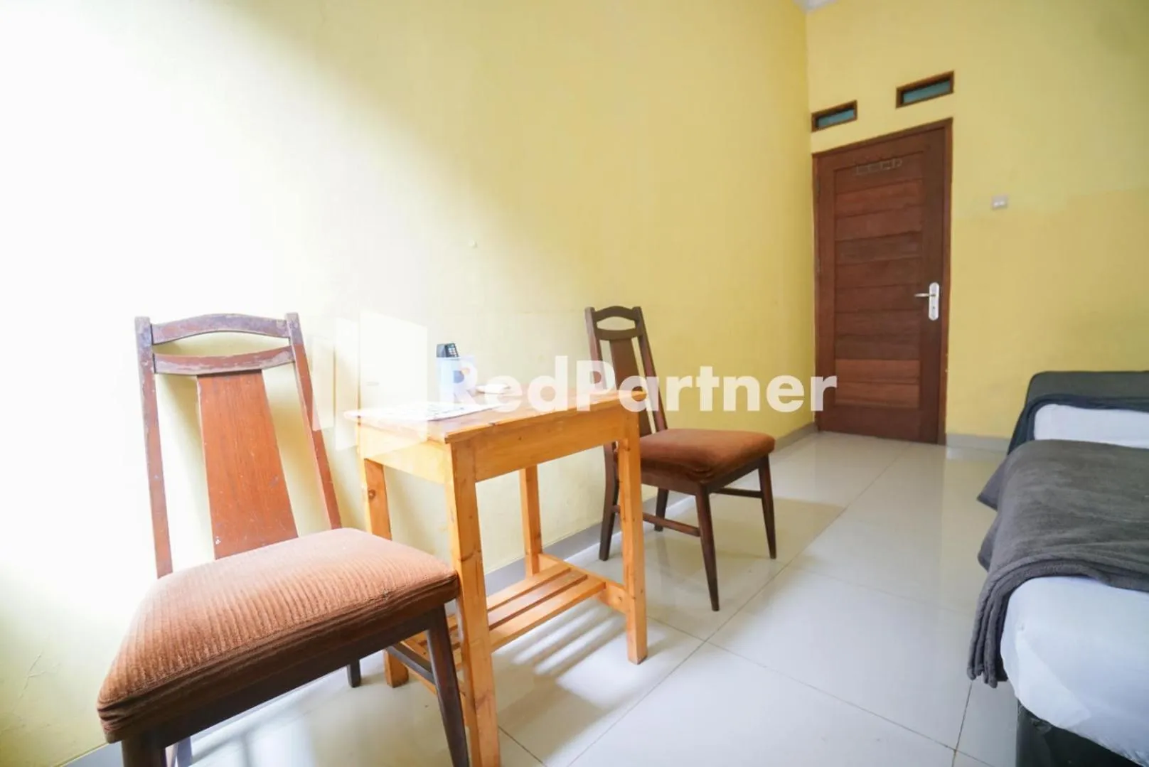 Bedroom in Surabaya Jaya Hotel near Soekarno Hatta Airport Redpartner