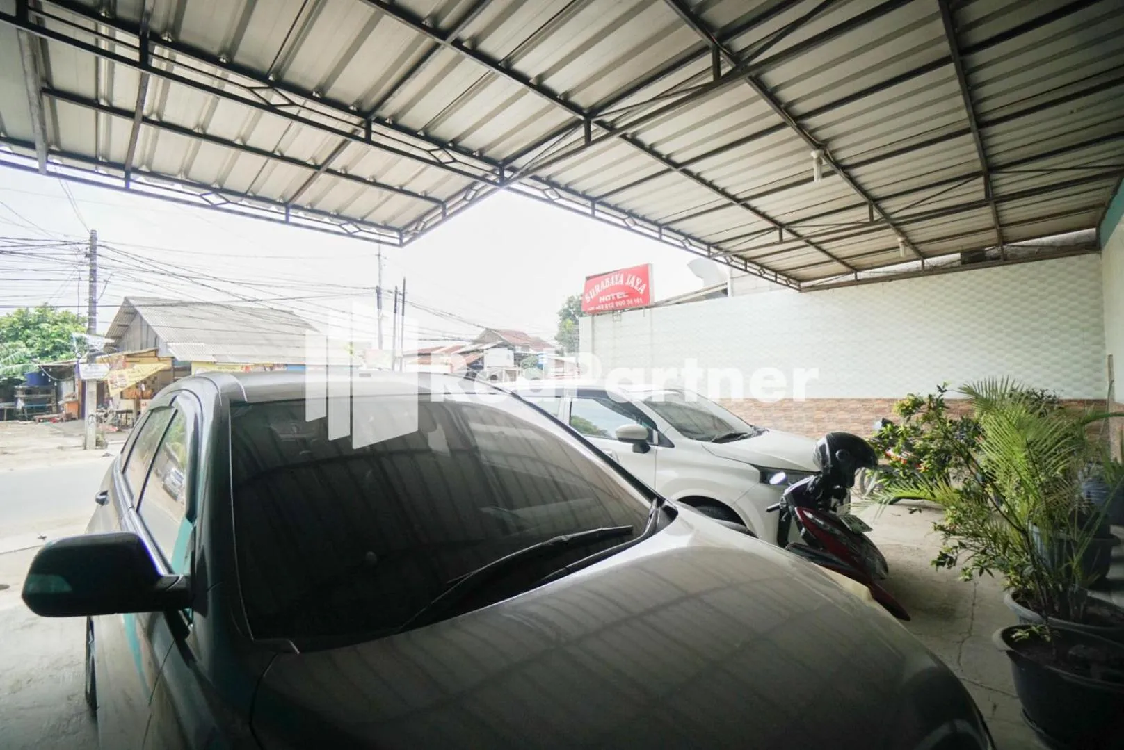 Parking in Surabaya Jaya Hotel near Soekarno Hatta Airport Redpartner