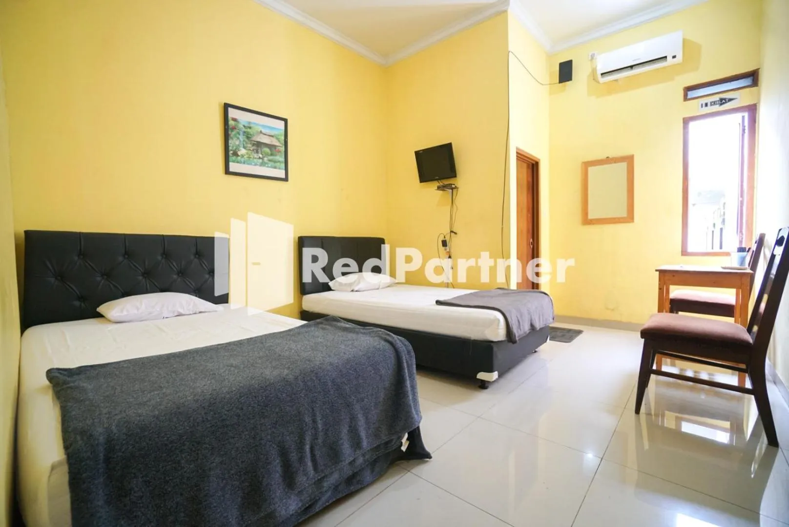 Bedroom, Bed in Surabaya Jaya Hotel near Soekarno Hatta Airport Redpartner