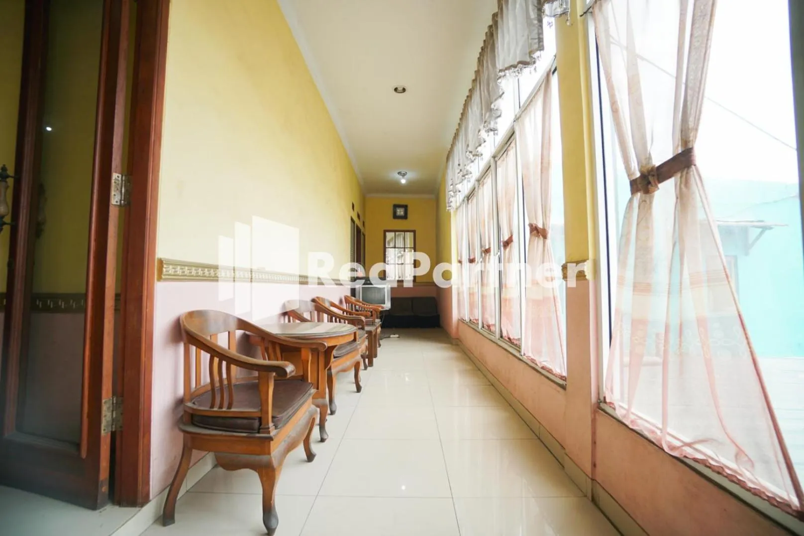 Seating area in Surabaya Jaya Hotel near Soekarno Hatta Airport Redpartner