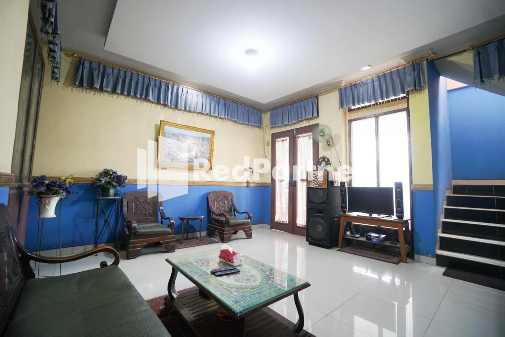 Seating area in Surabaya Jaya Hotel near Soekarno Hatta Airport Redpartner