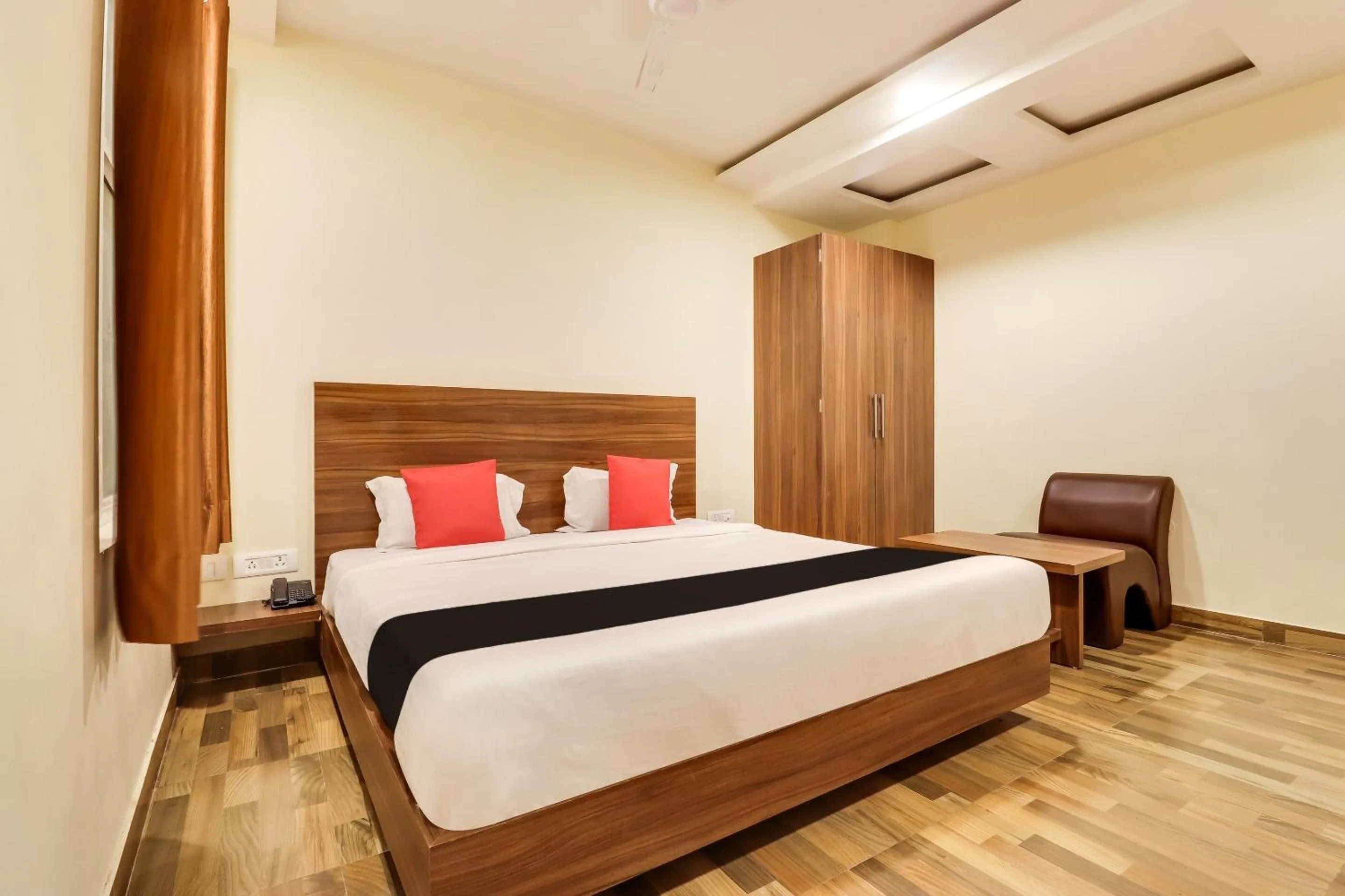 Bedroom, Bed in Super Capital O Seven Wonders Inn Near Sahara Ganj Mall