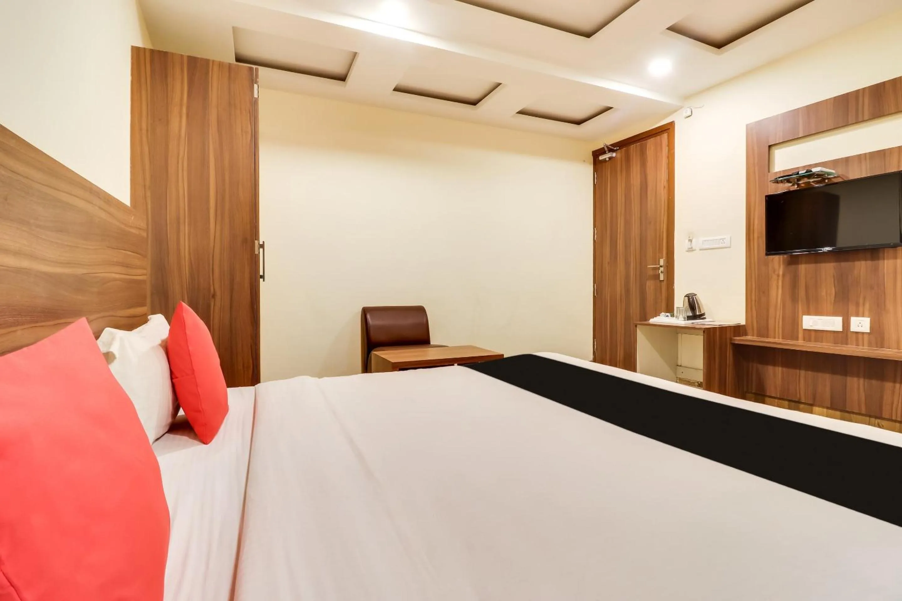 Bedroom, Bed in Super Capital O Seven Wonders Inn Near Sahara Ganj Mall