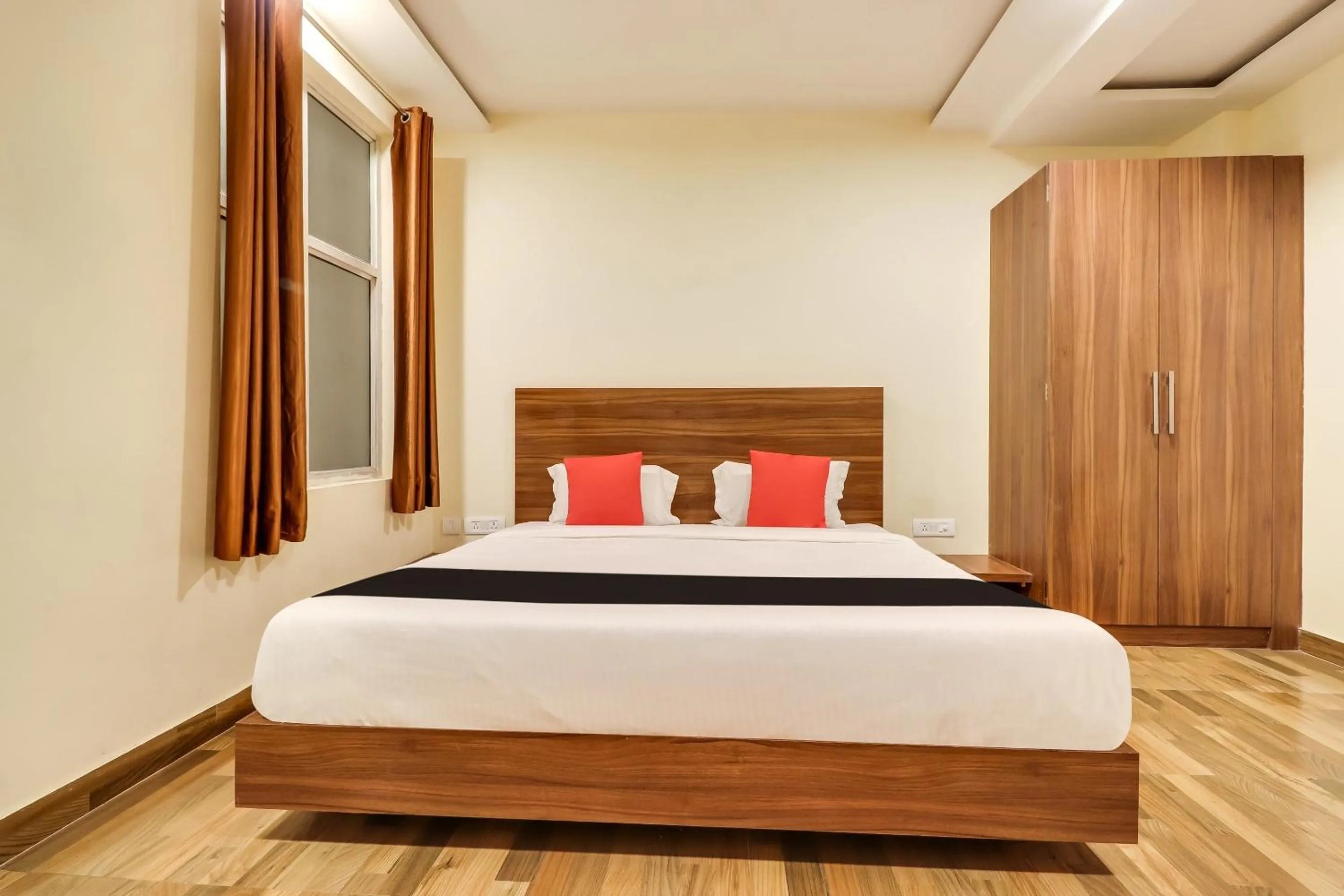 Bedroom, Bed in Super Capital O Seven Wonders Inn Near Sahara Ganj Mall