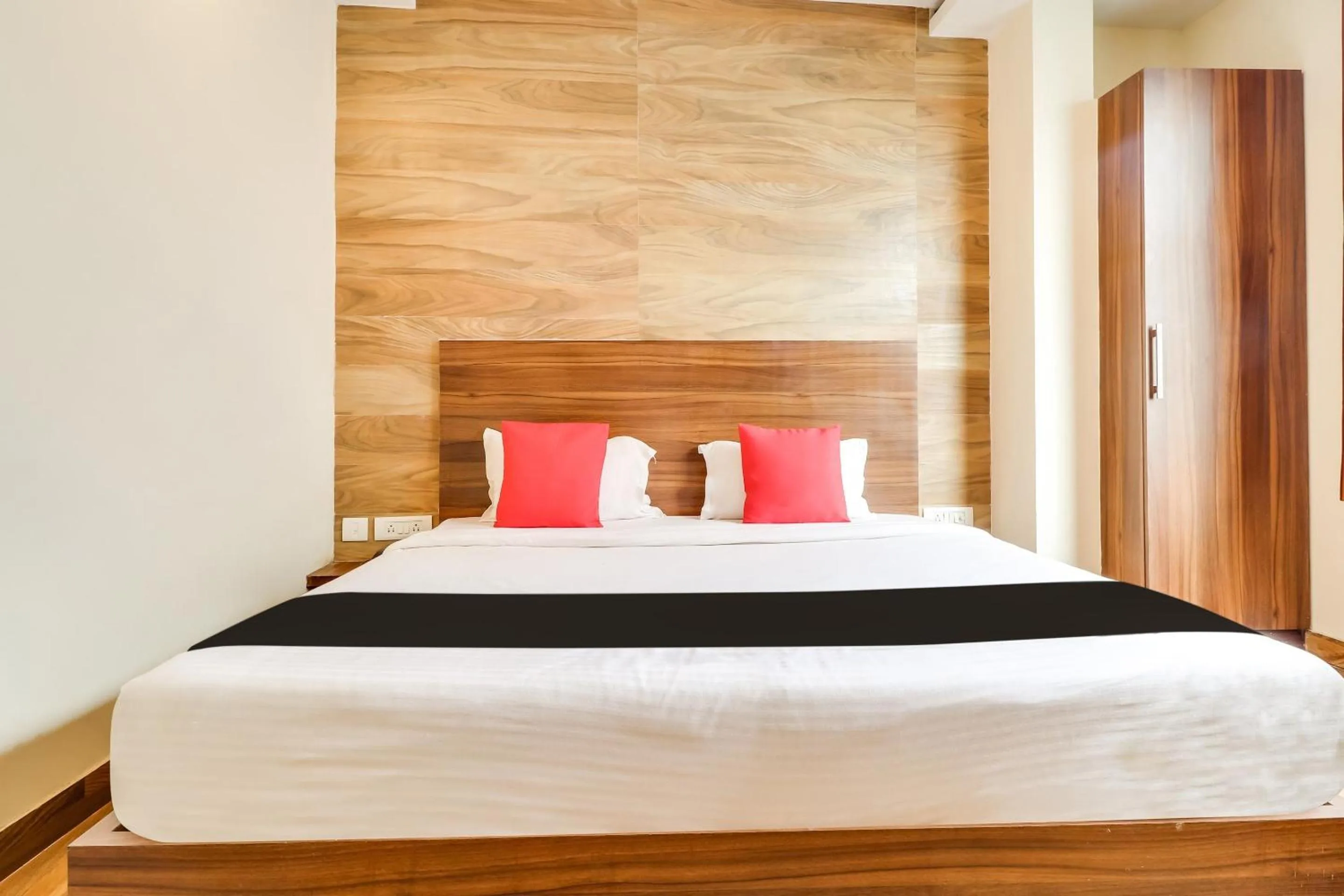 Bedroom, Bed in Super Capital O Seven Wonders Inn Near Sahara Ganj Mall