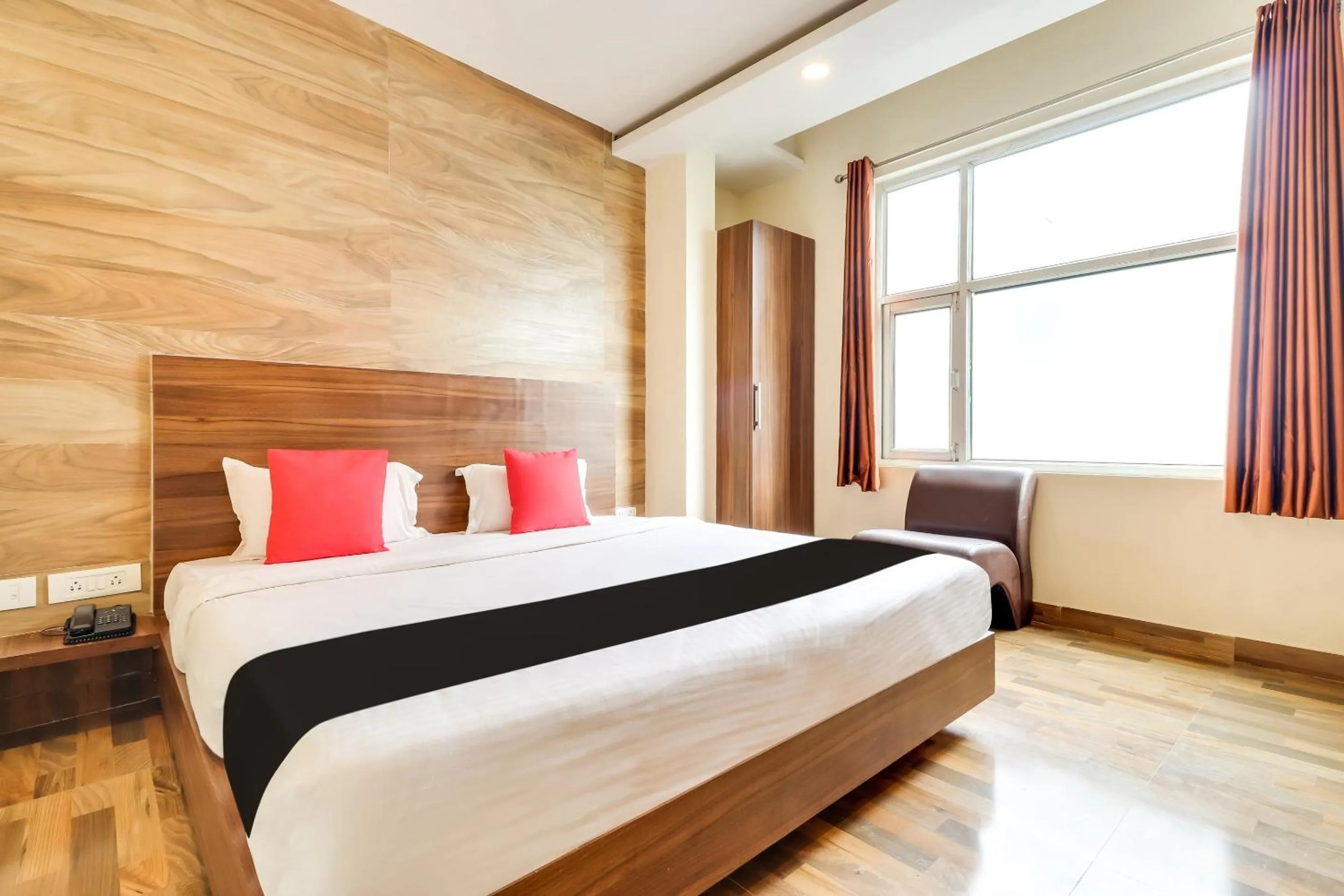 Bedroom, Bed in Super Capital O Seven Wonders Inn Near Sahara Ganj Mall