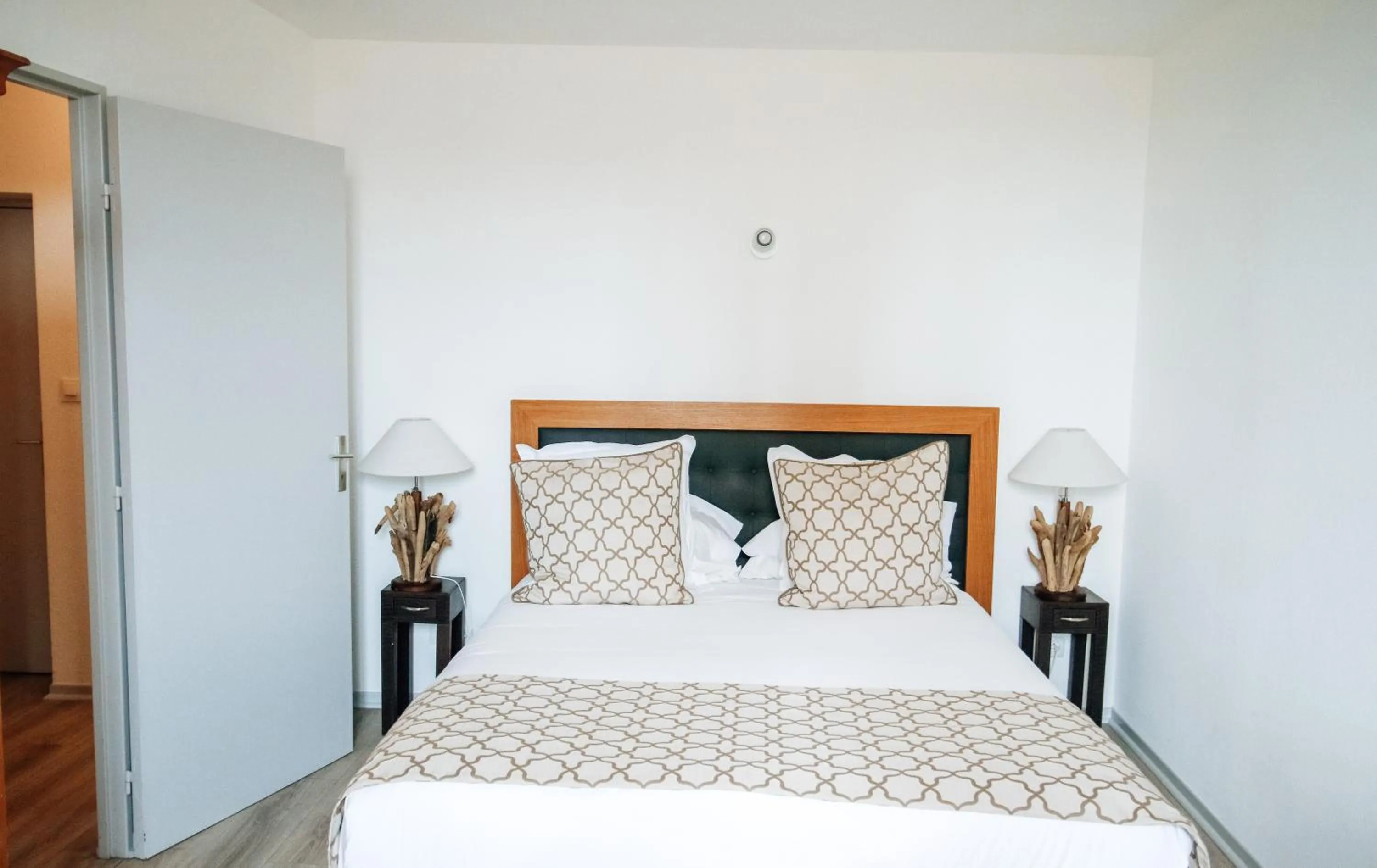 Bed in Auberge de l'Abbaye Cruis