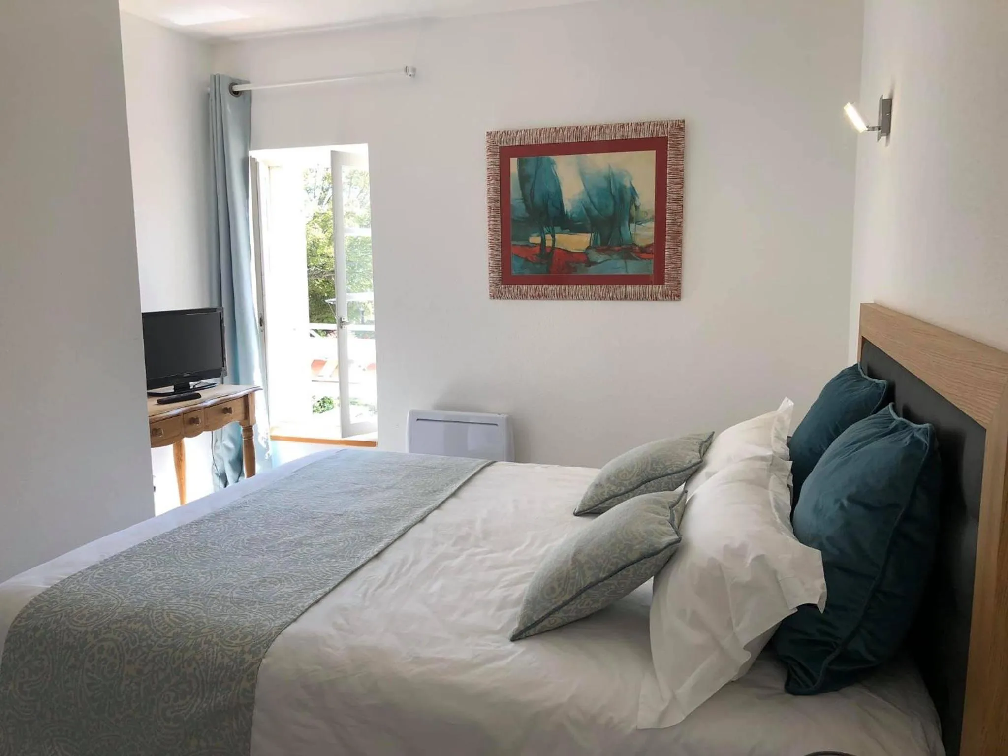 Photo of the whole room, Bed in Auberge de l'Abbaye Cruis
