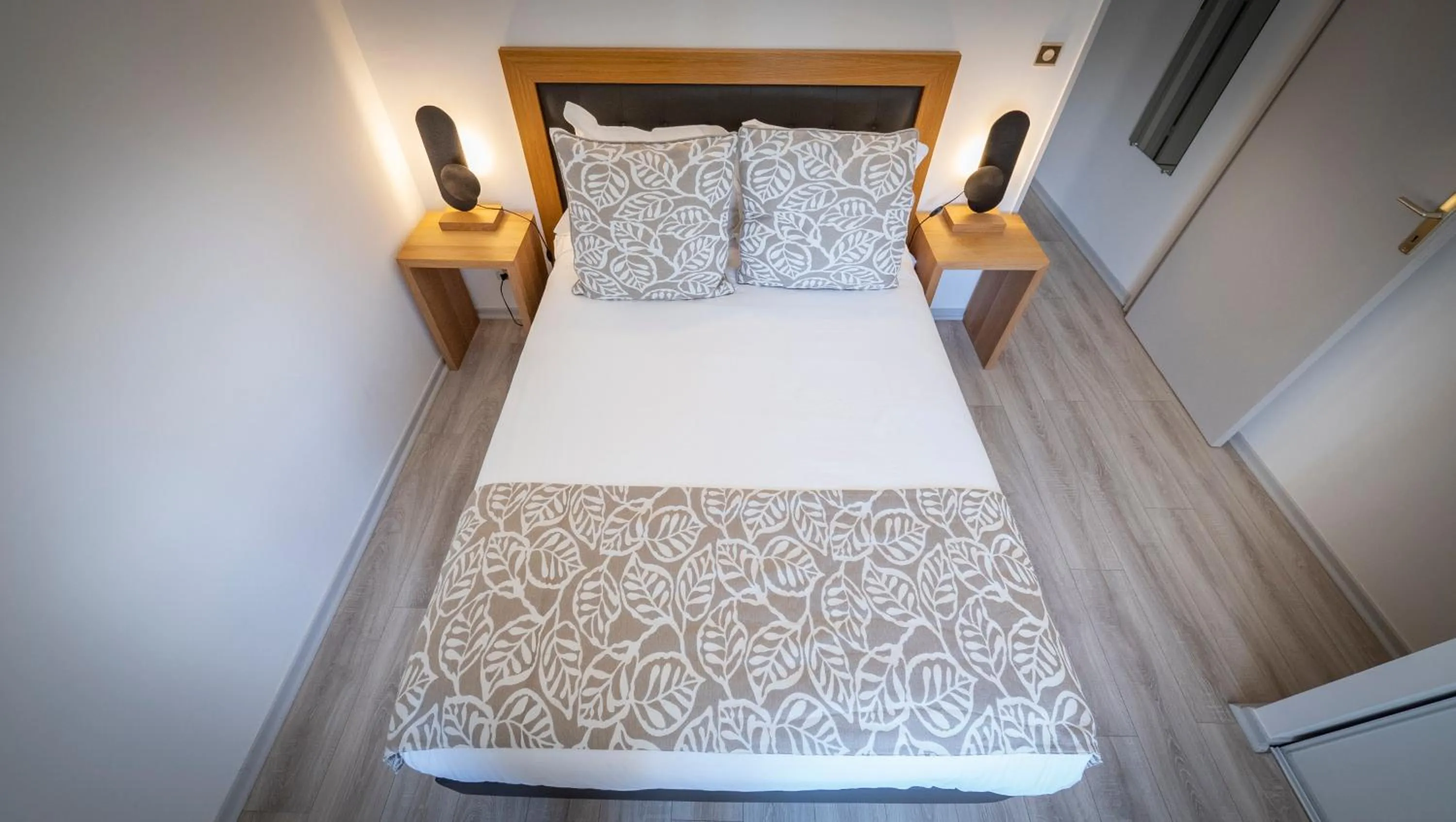 Bed in Auberge de l'Abbaye Cruis