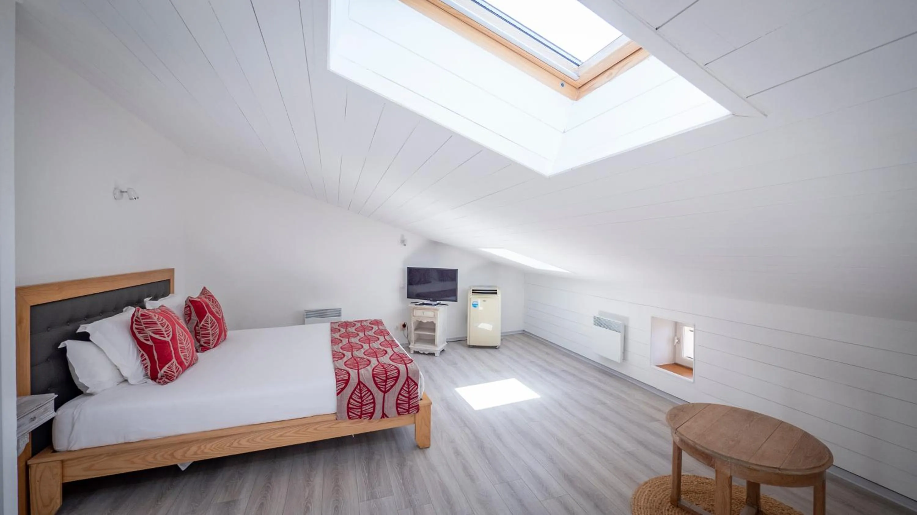 Bed in Auberge de l'Abbaye Cruis