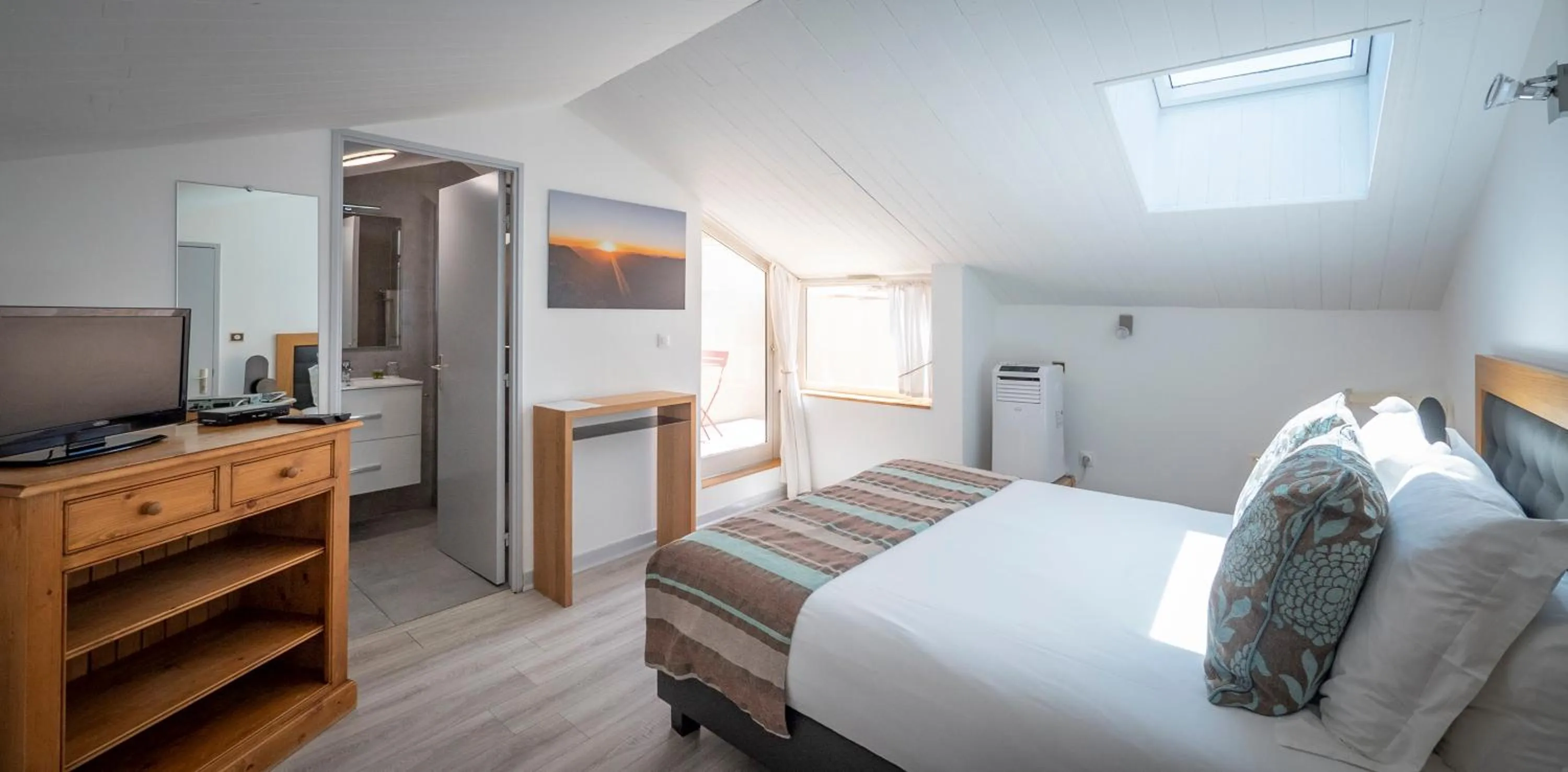 Bed in Auberge de l'Abbaye Cruis