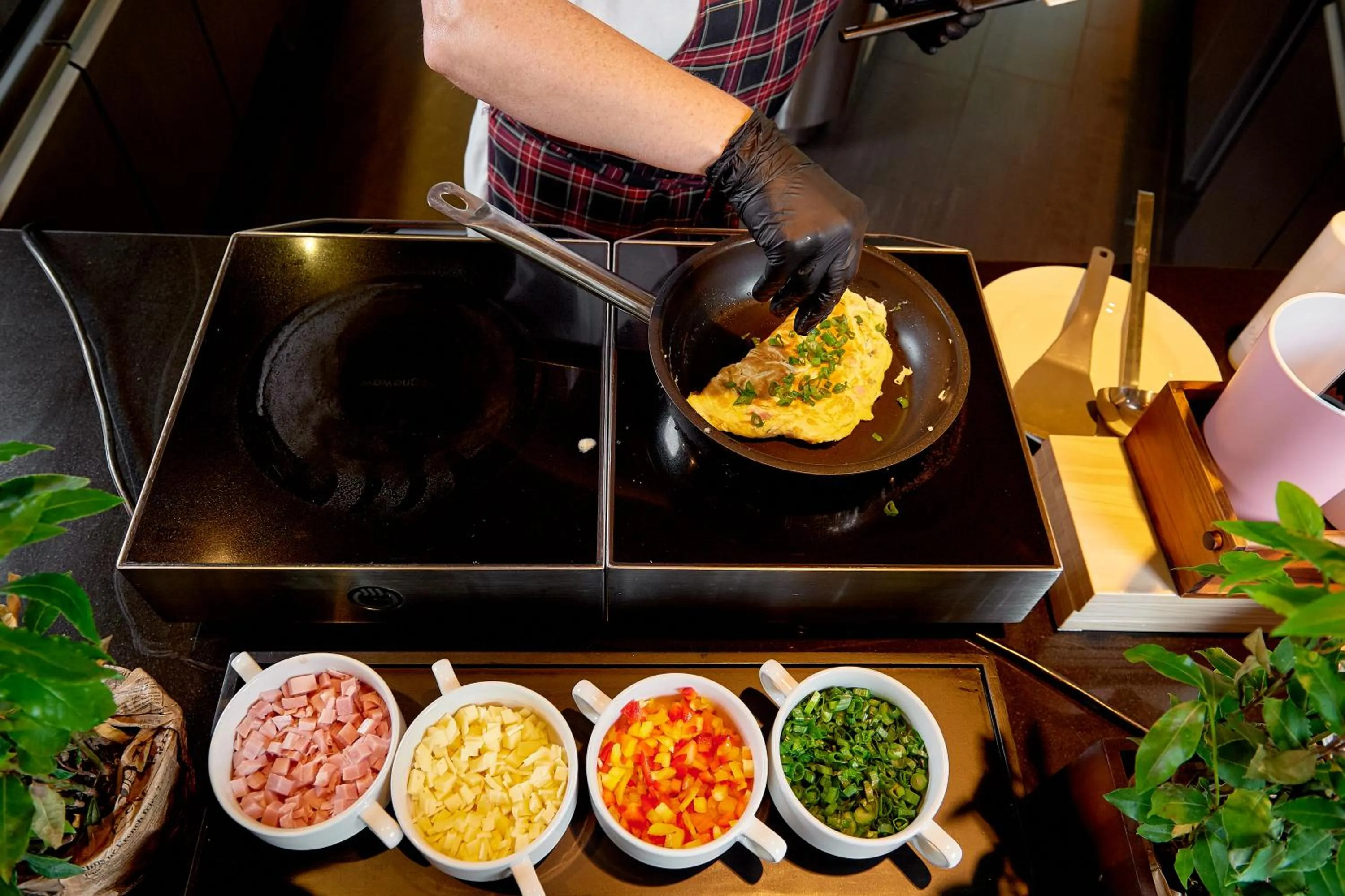 Restaurant/places to eat in Sound Garden Hotel Airport