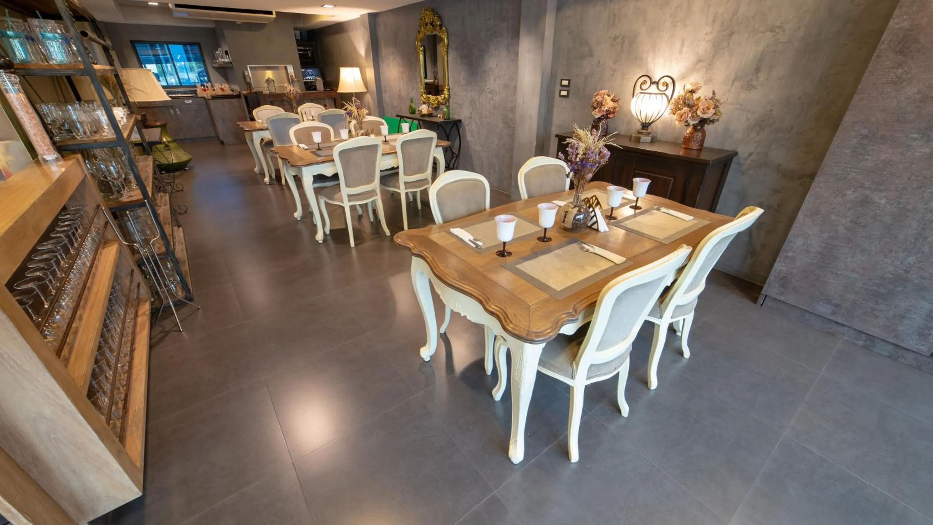 Restaurant/places to eat in Frankie's Inn