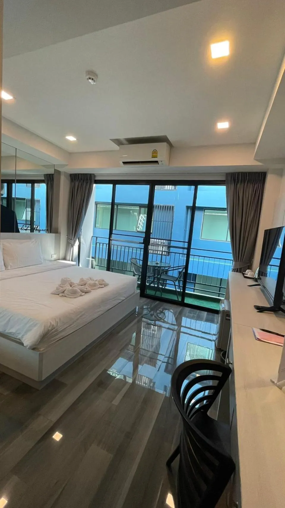 Photo of the whole room, Bed in Frankie's Inn