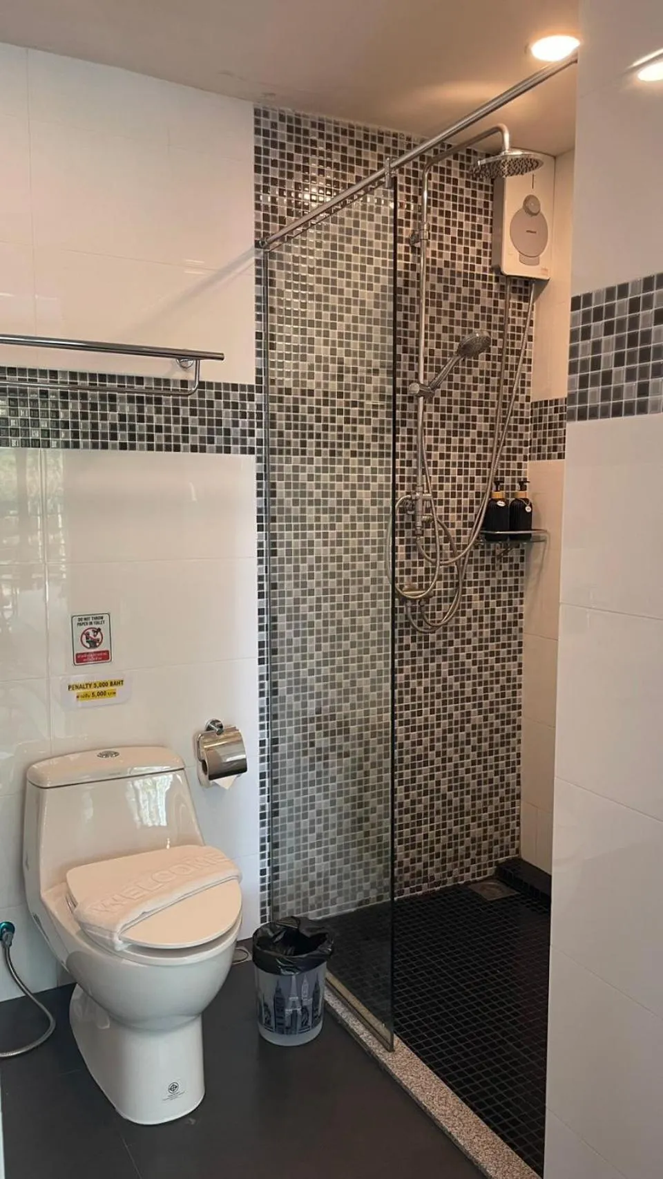 Bathroom in Frankie's Inn