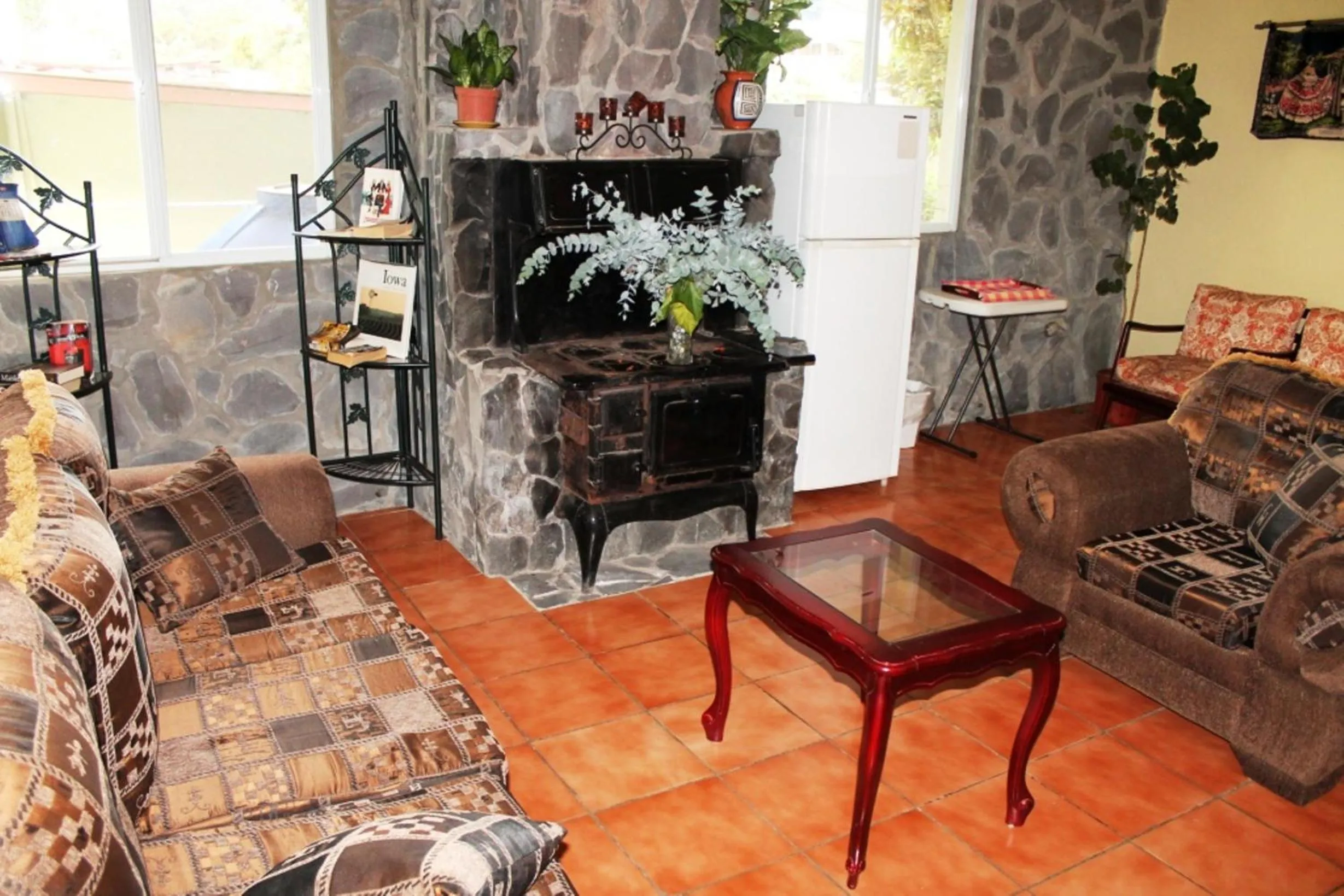 Communal lounge/ TV room in El Oasis Hotel y Restaurante