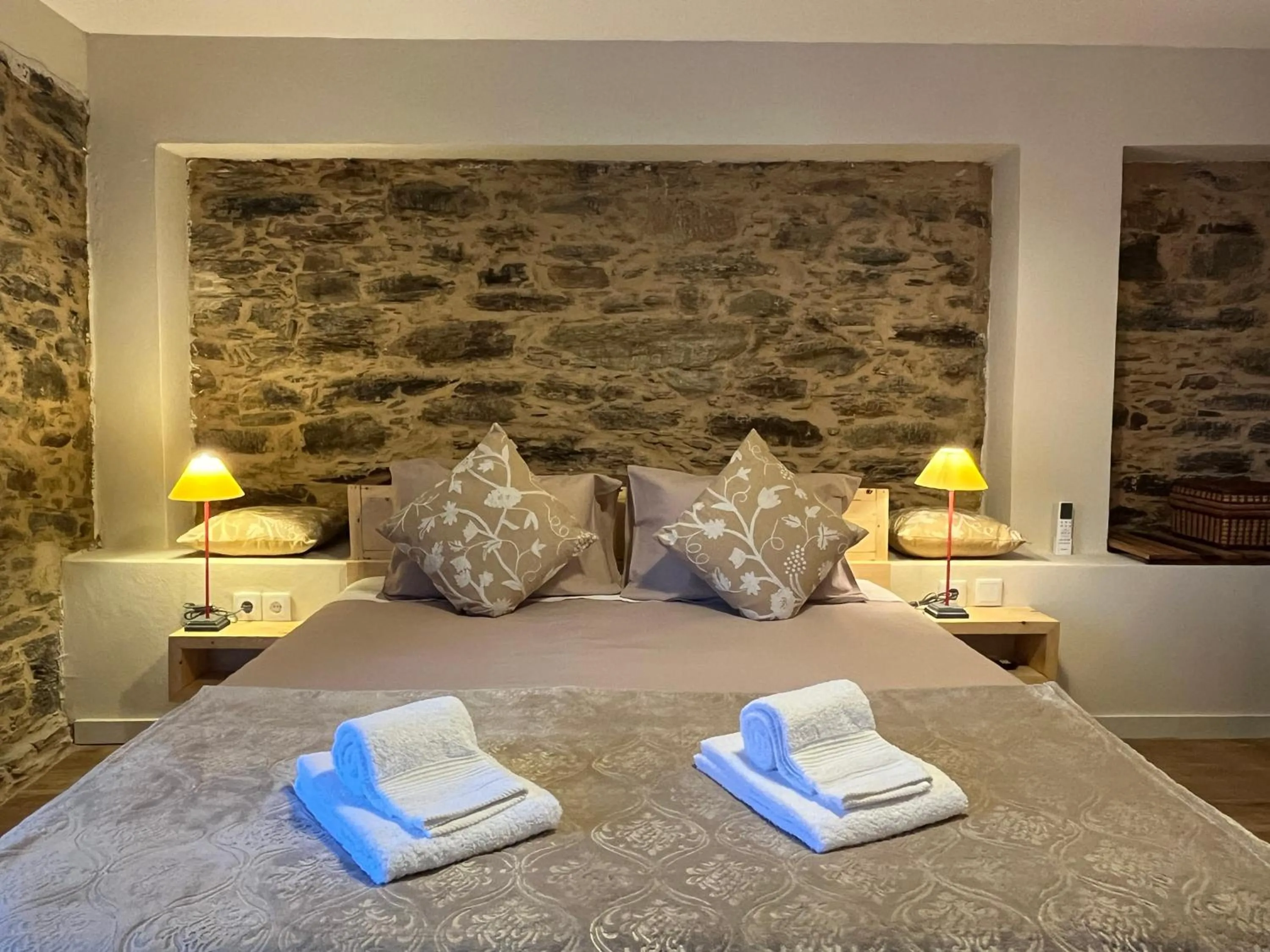 Bed in Quinta Da Estrada Winery Douro Valley