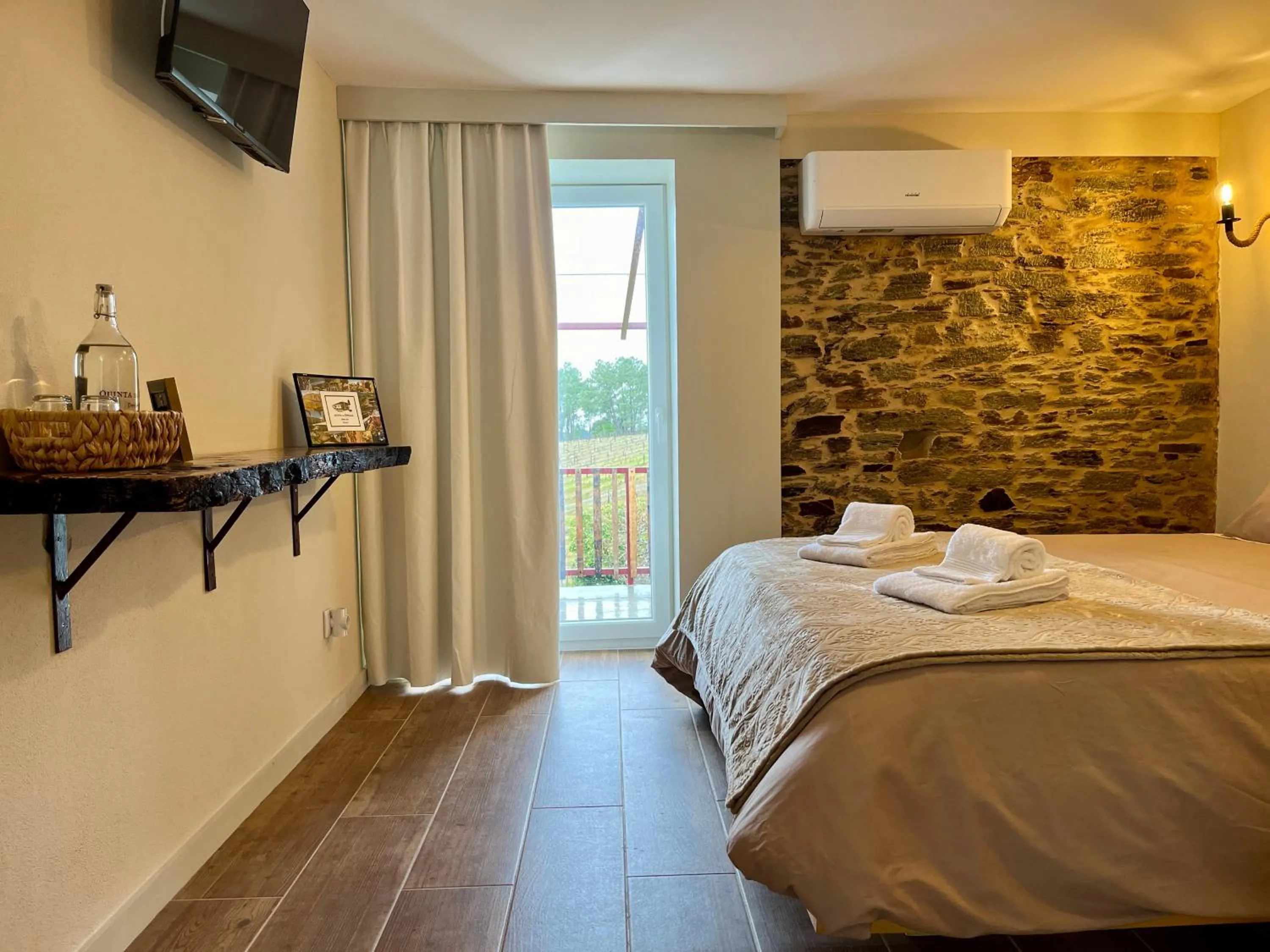 Bed in Quinta Da Estrada Winery Douro Valley