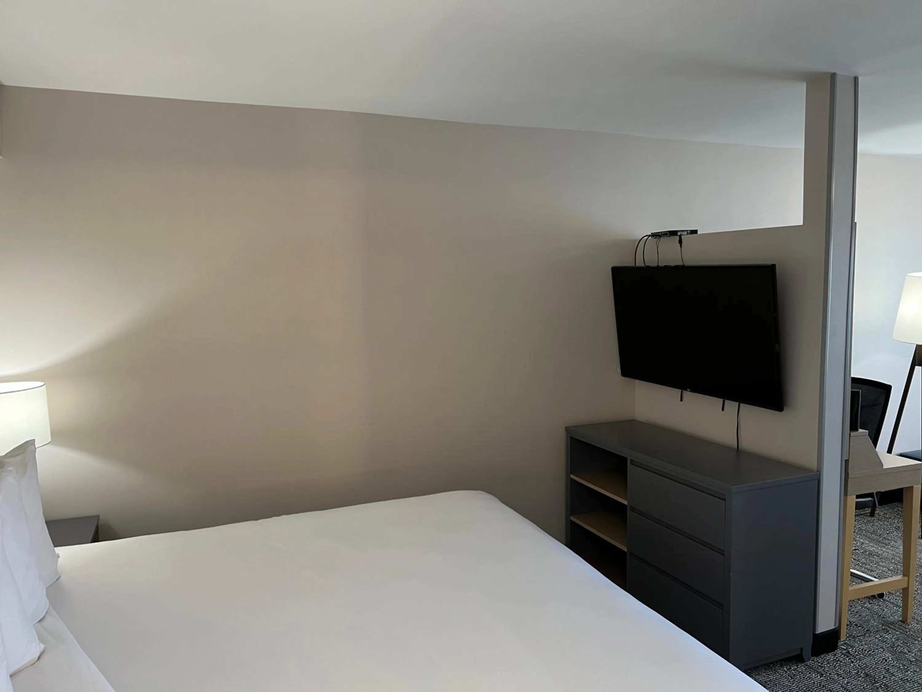 Bed in Country Inn & Suites by Radisson, Vallejo Napa Valley, CA