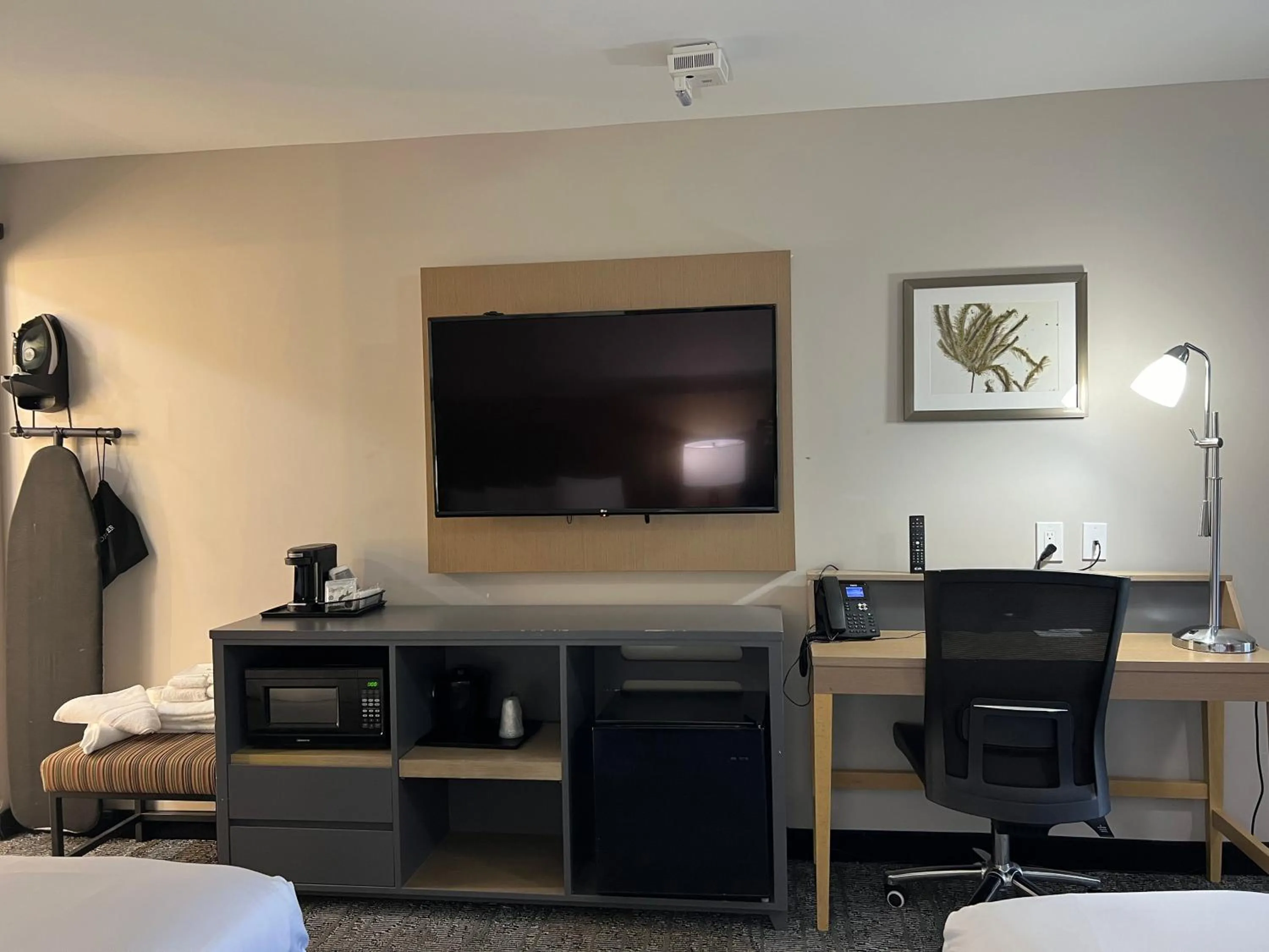TV and multimedia, Bed in Country Inn & Suites by Radisson, Vallejo Napa Valley, CA