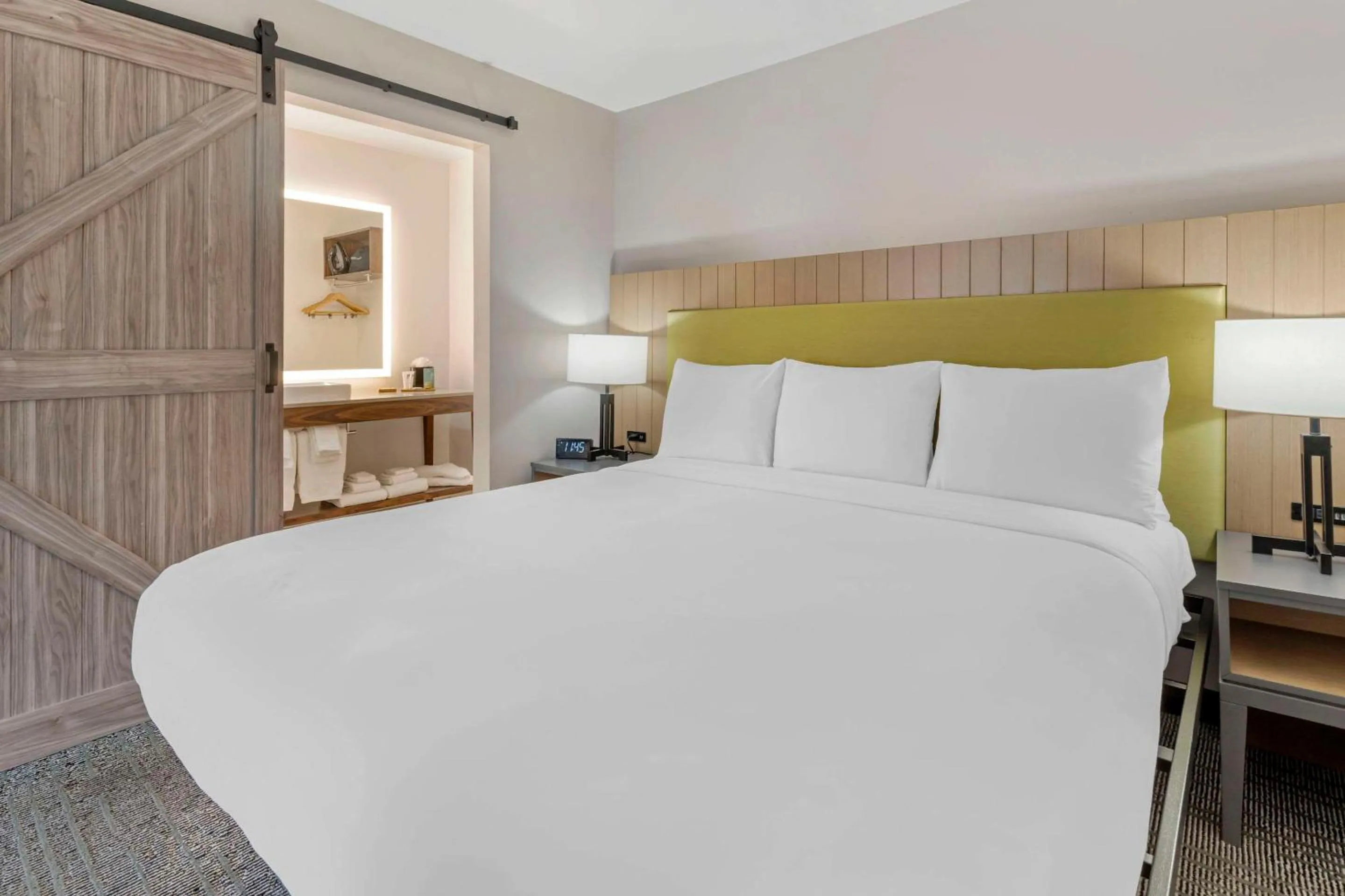 Bedroom, Bed in Country Inn & Suites by Radisson, Vallejo Napa Valley, CA