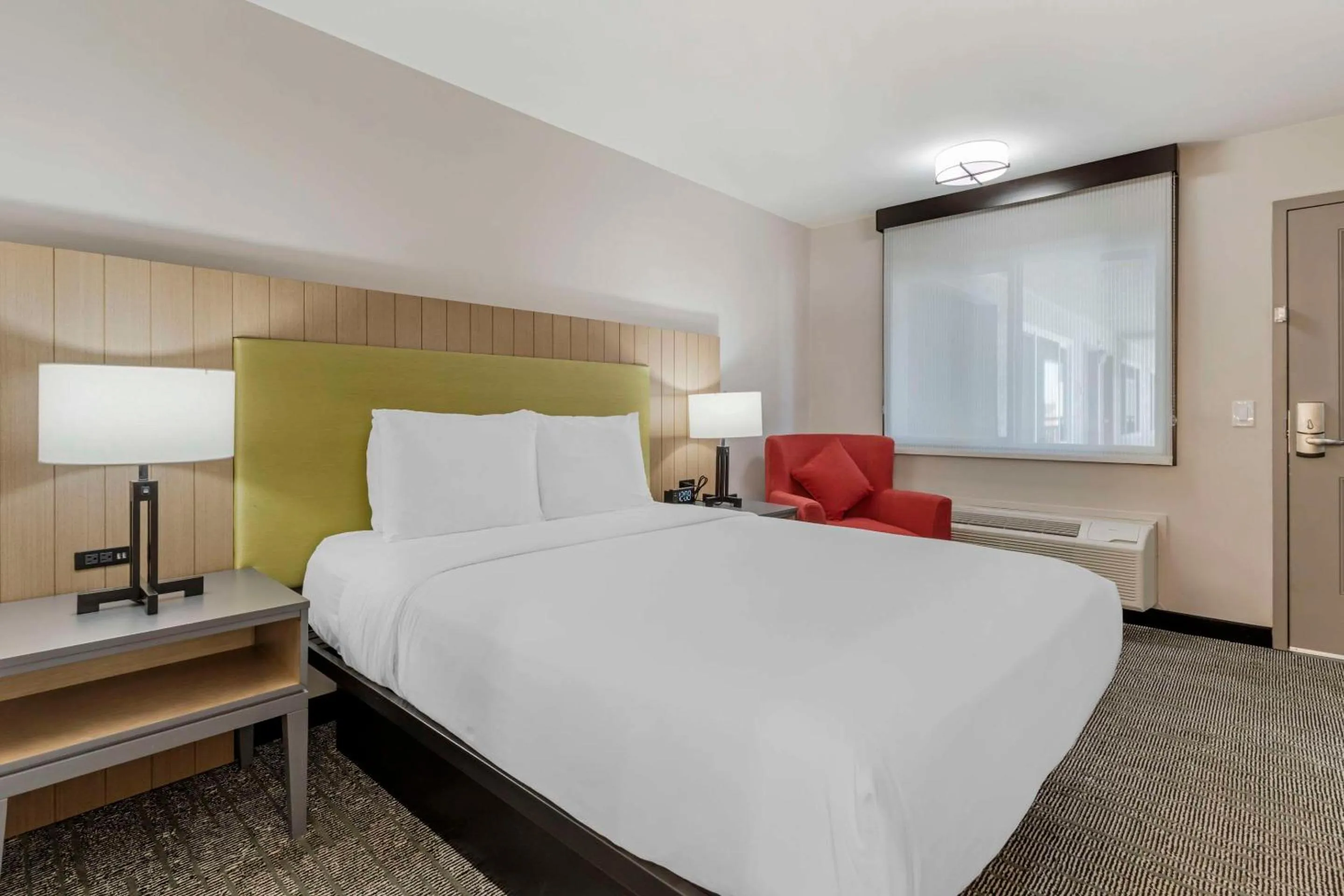 Bedroom, Bed in Country Inn & Suites by Radisson, Vallejo Napa Valley, CA