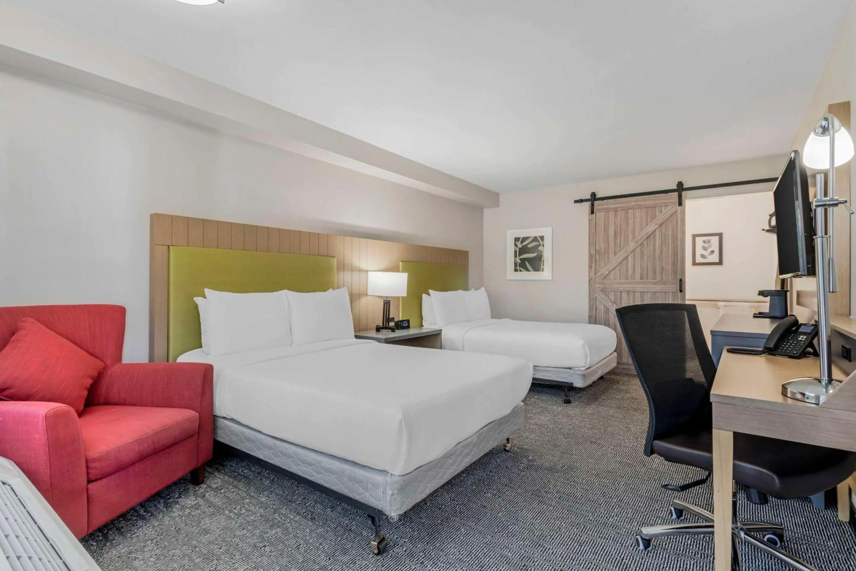 Bedroom, Bed in Country Inn & Suites by Radisson, Vallejo Napa Valley, CA