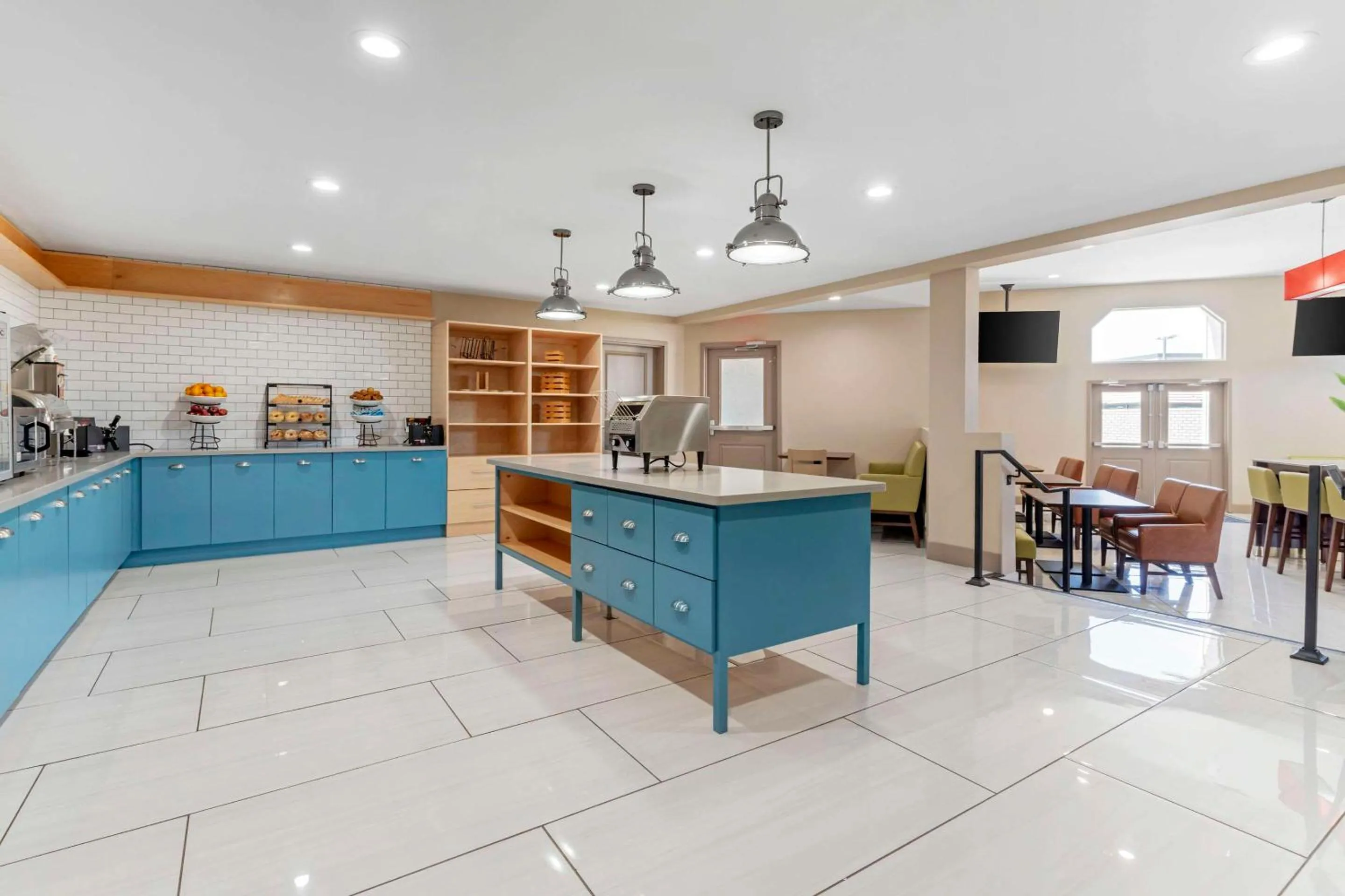 Breakfast in Country Inn & Suites by Radisson, Vallejo Napa Valley, CA