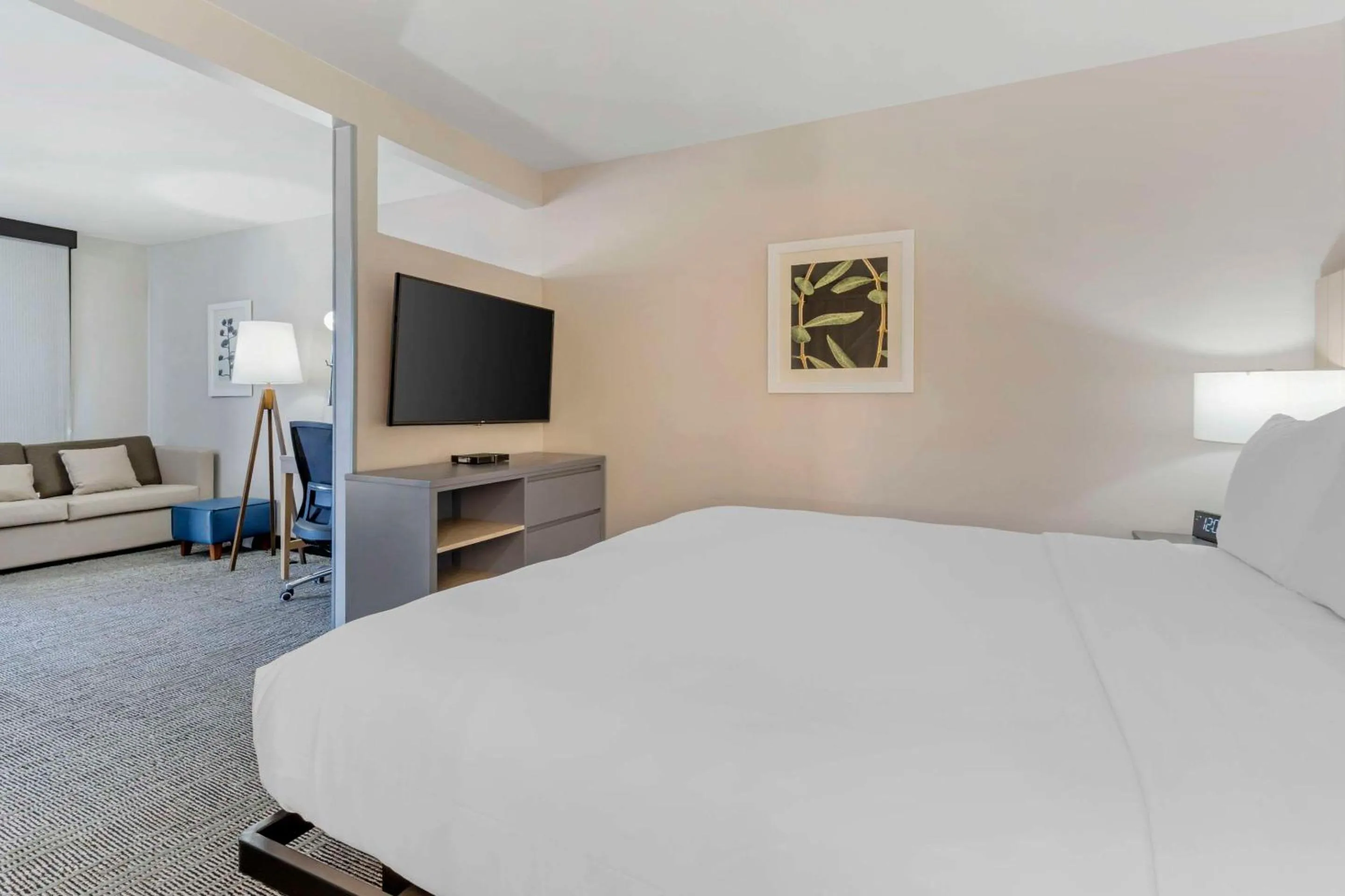 Bedroom, Bed in Country Inn & Suites by Radisson, Vallejo Napa Valley, CA