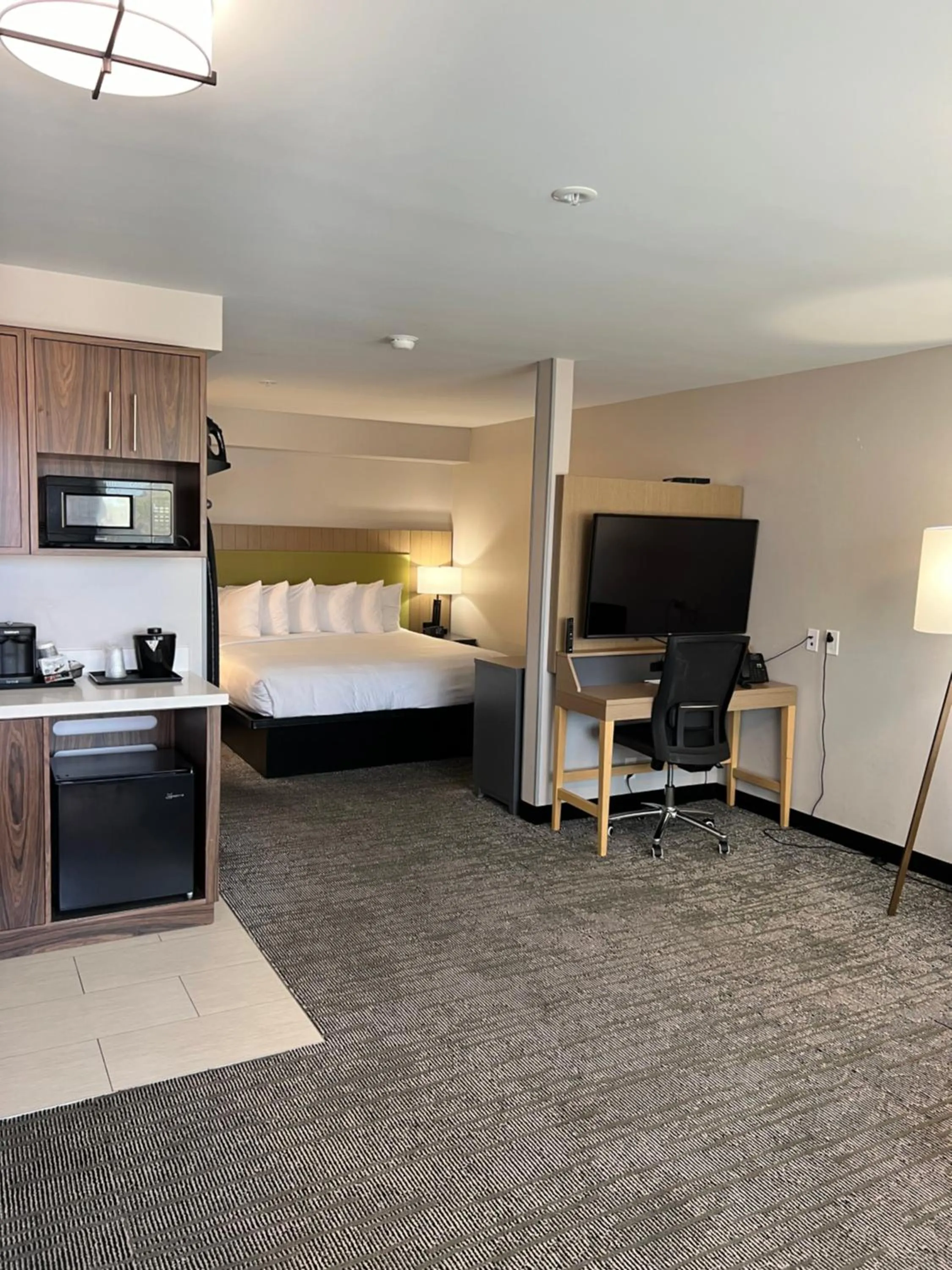 TV and multimedia, Bed in Country Inn & Suites by Radisson, Vallejo Napa Valley, CA