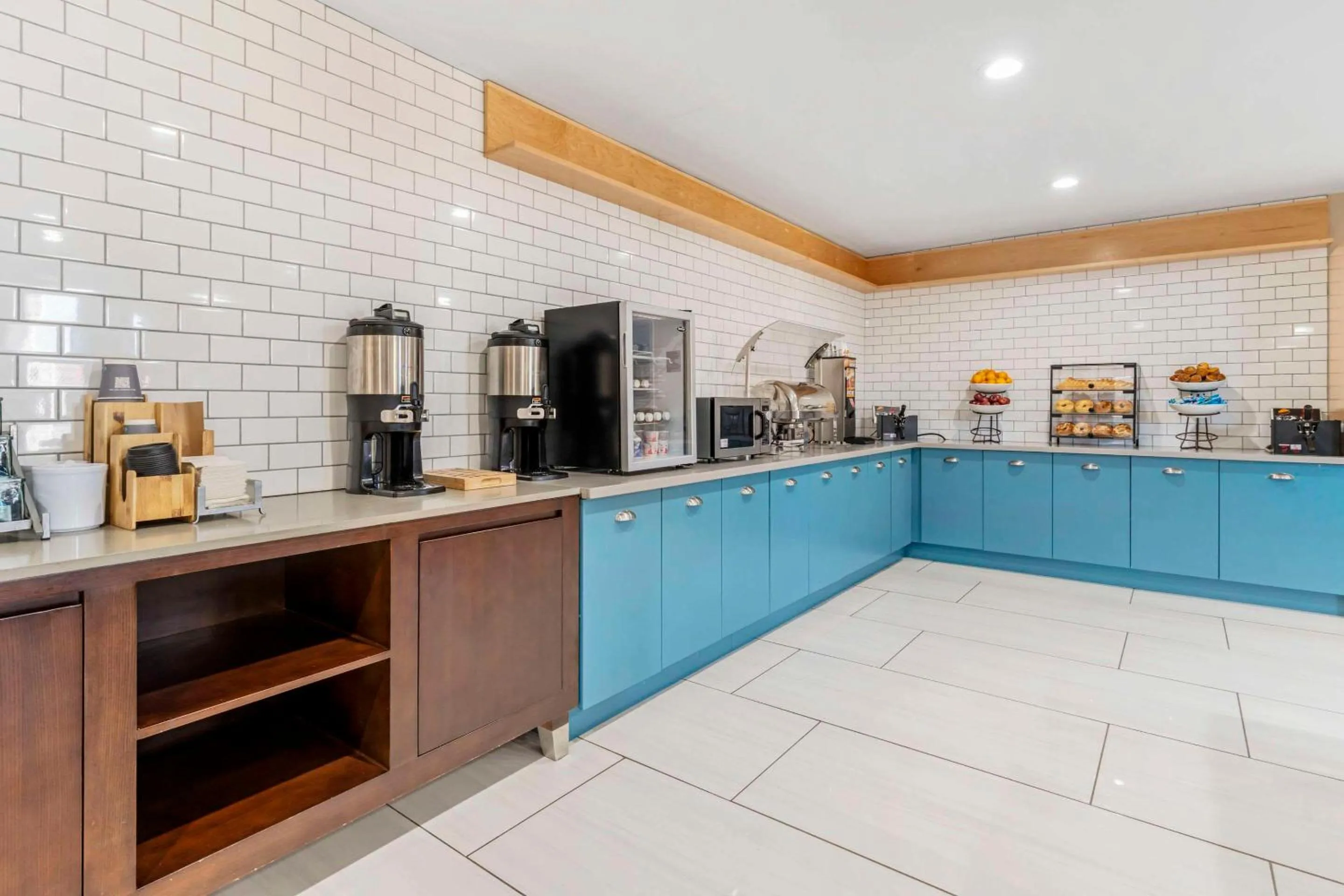 Breakfast in Country Inn & Suites by Radisson, Vallejo Napa Valley, CA