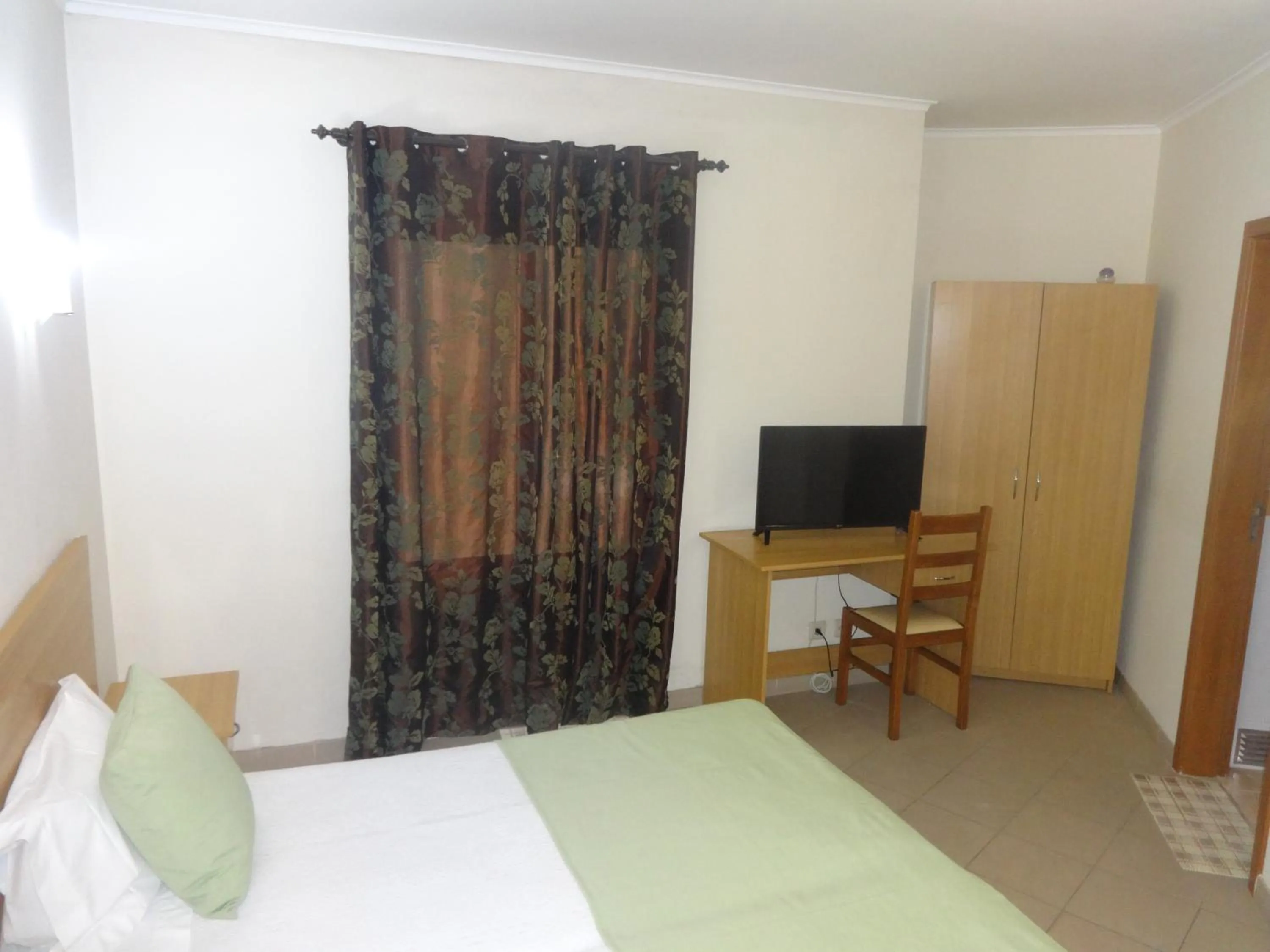 Bed in Hotel Bonjardim