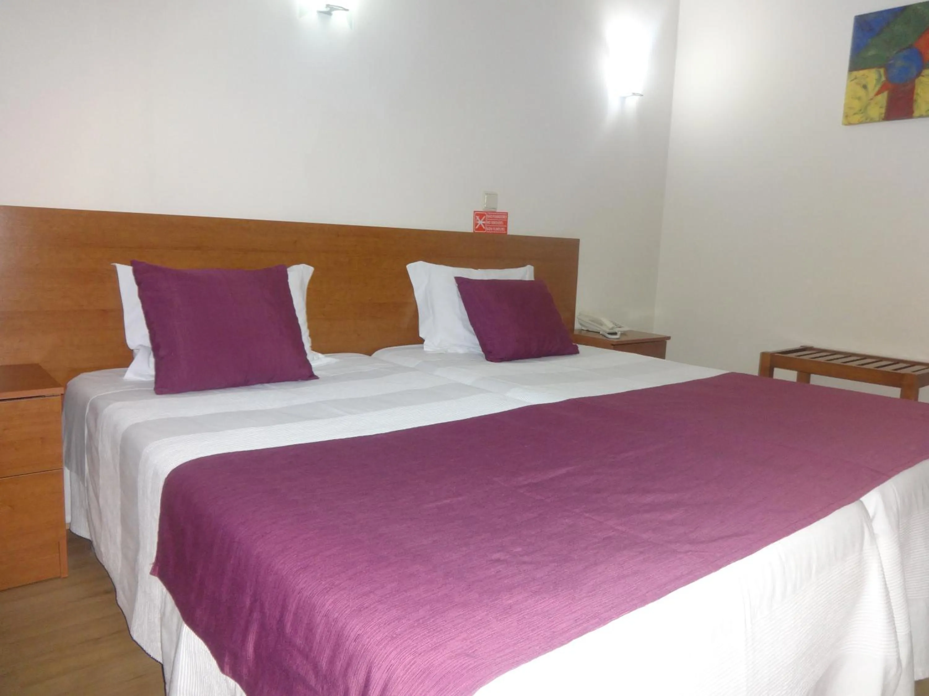 Bed in Hotel Bonjardim