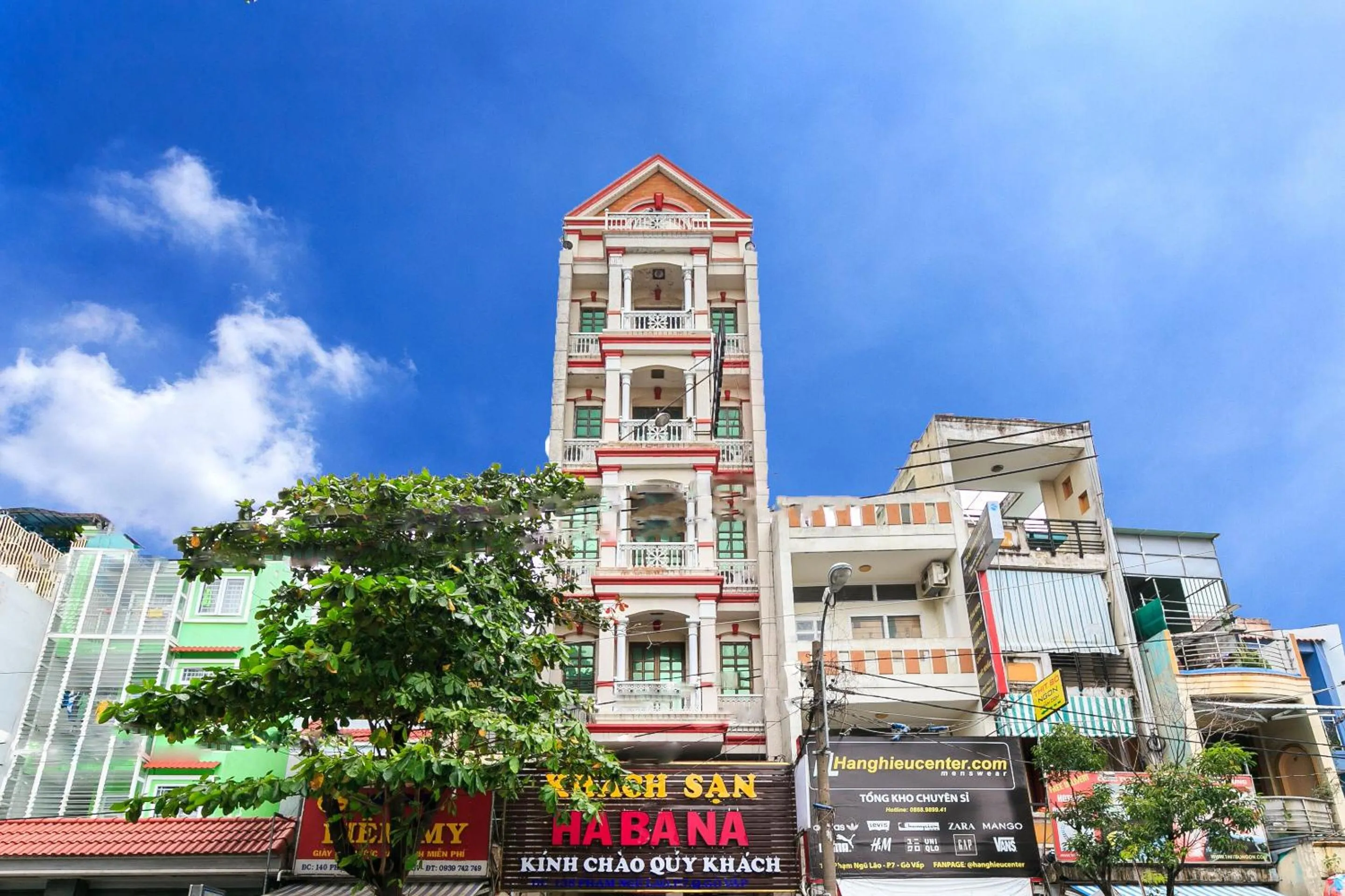 Facade/entrance in OYO 373 Habana Hotel
