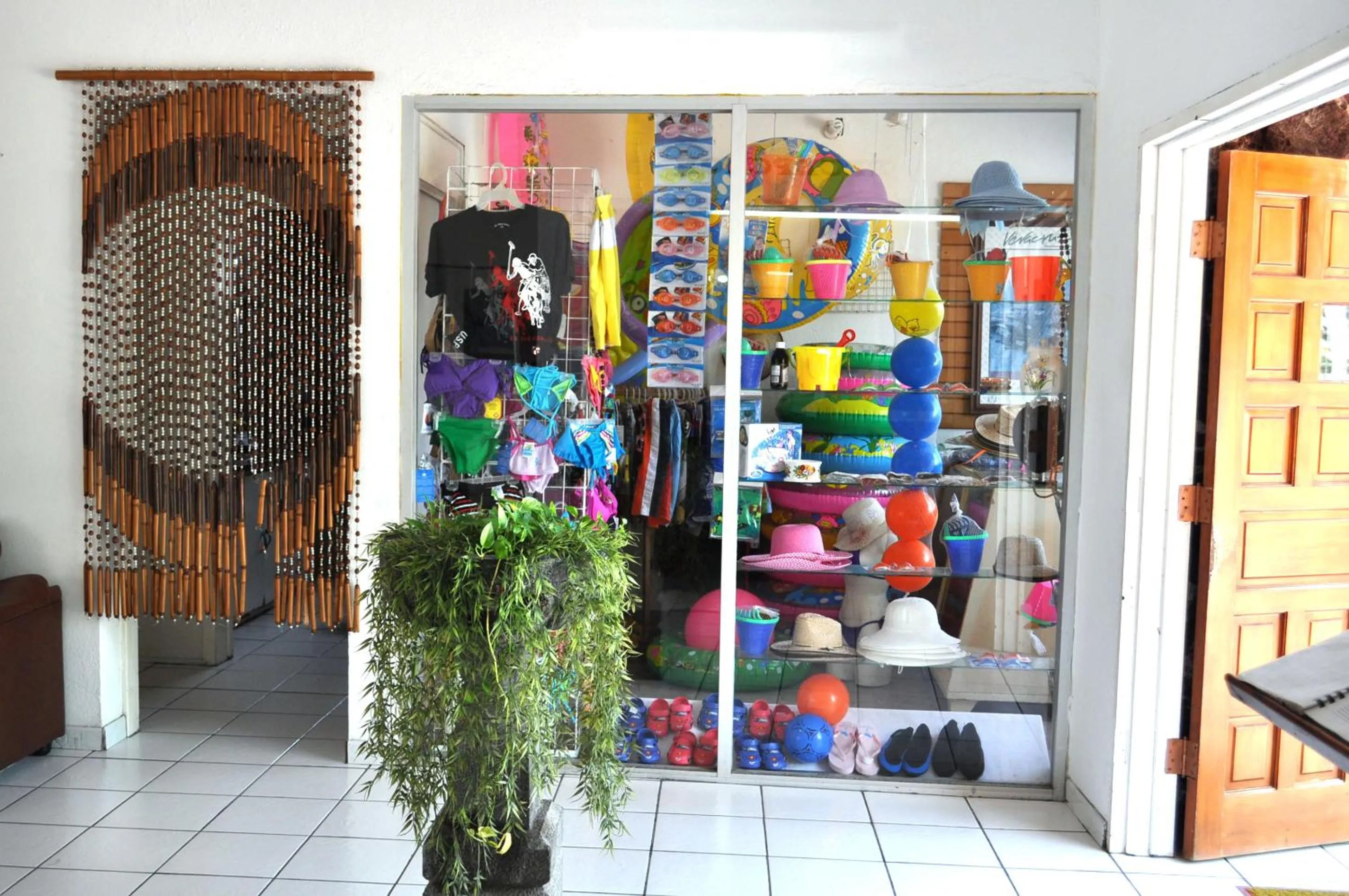 On-site shops in Canadian Resort Veracruz
