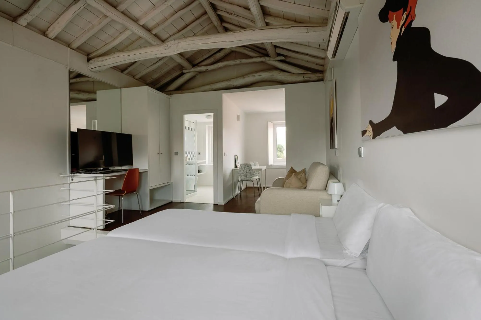 Bedroom, Bed in Fine Arts Studios by Olala Homes