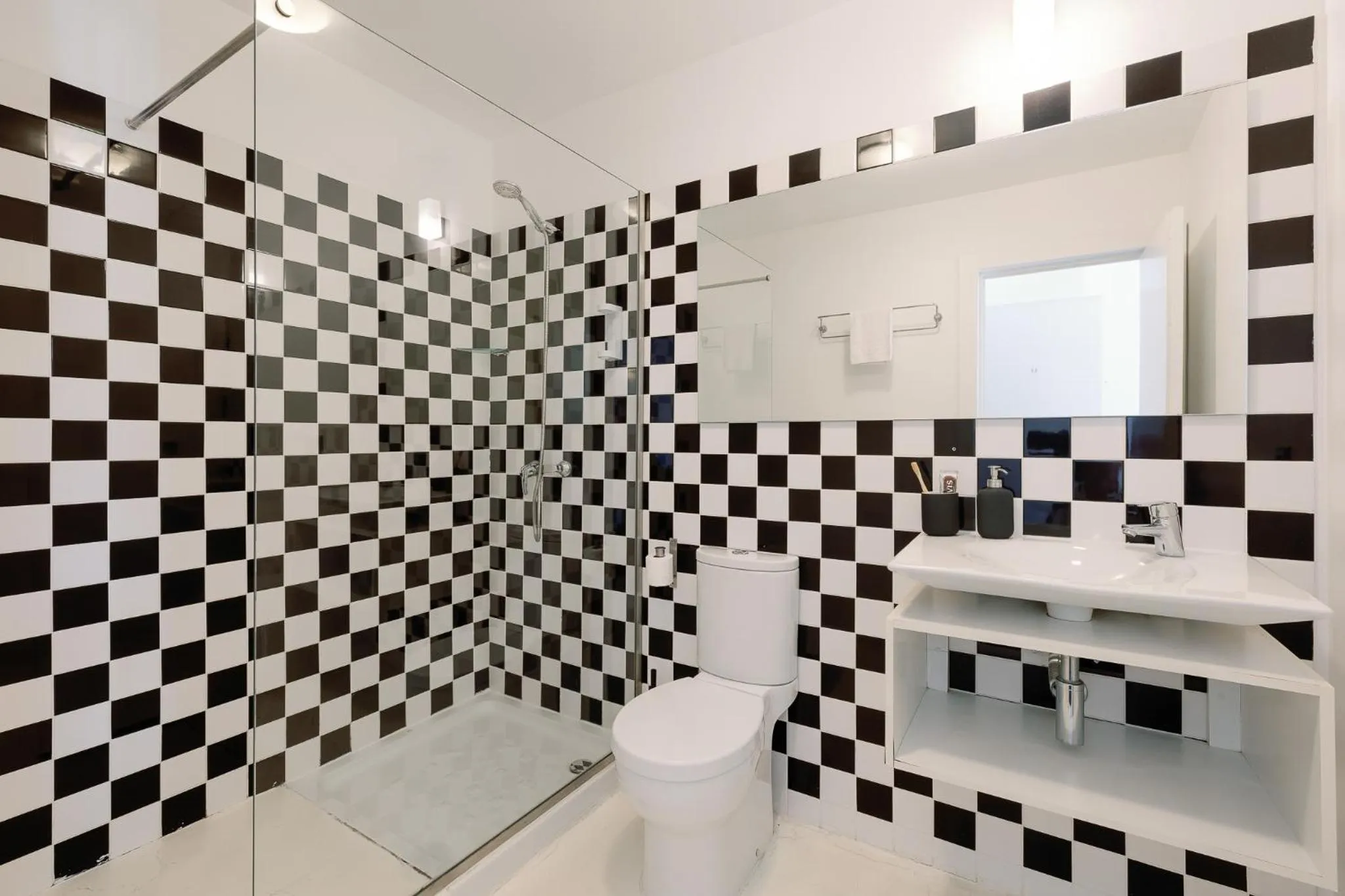 Bathroom in Fine Arts Studios by Olala Homes