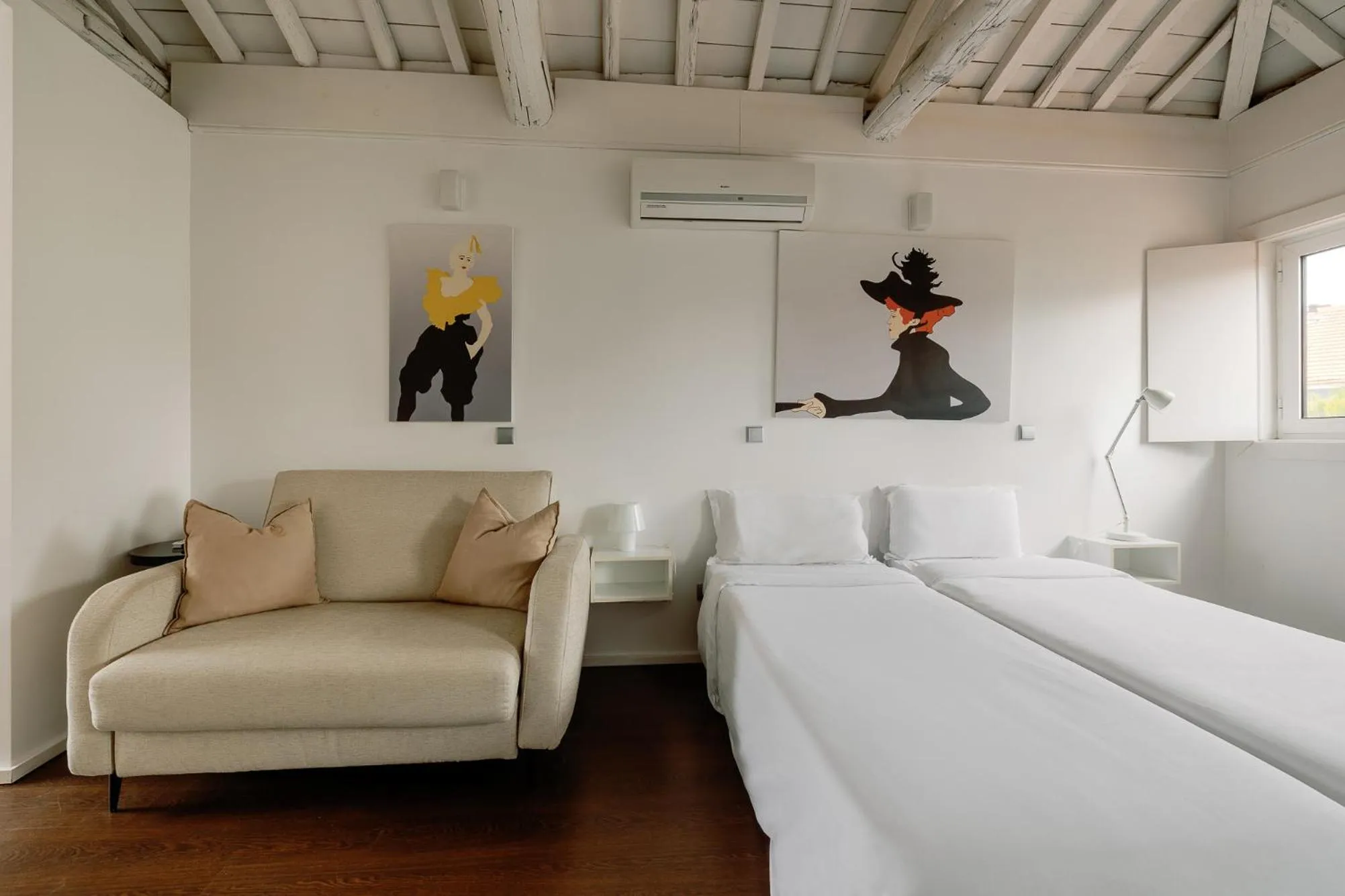 Bedroom, Bed in Fine Arts Studios by Olala Homes