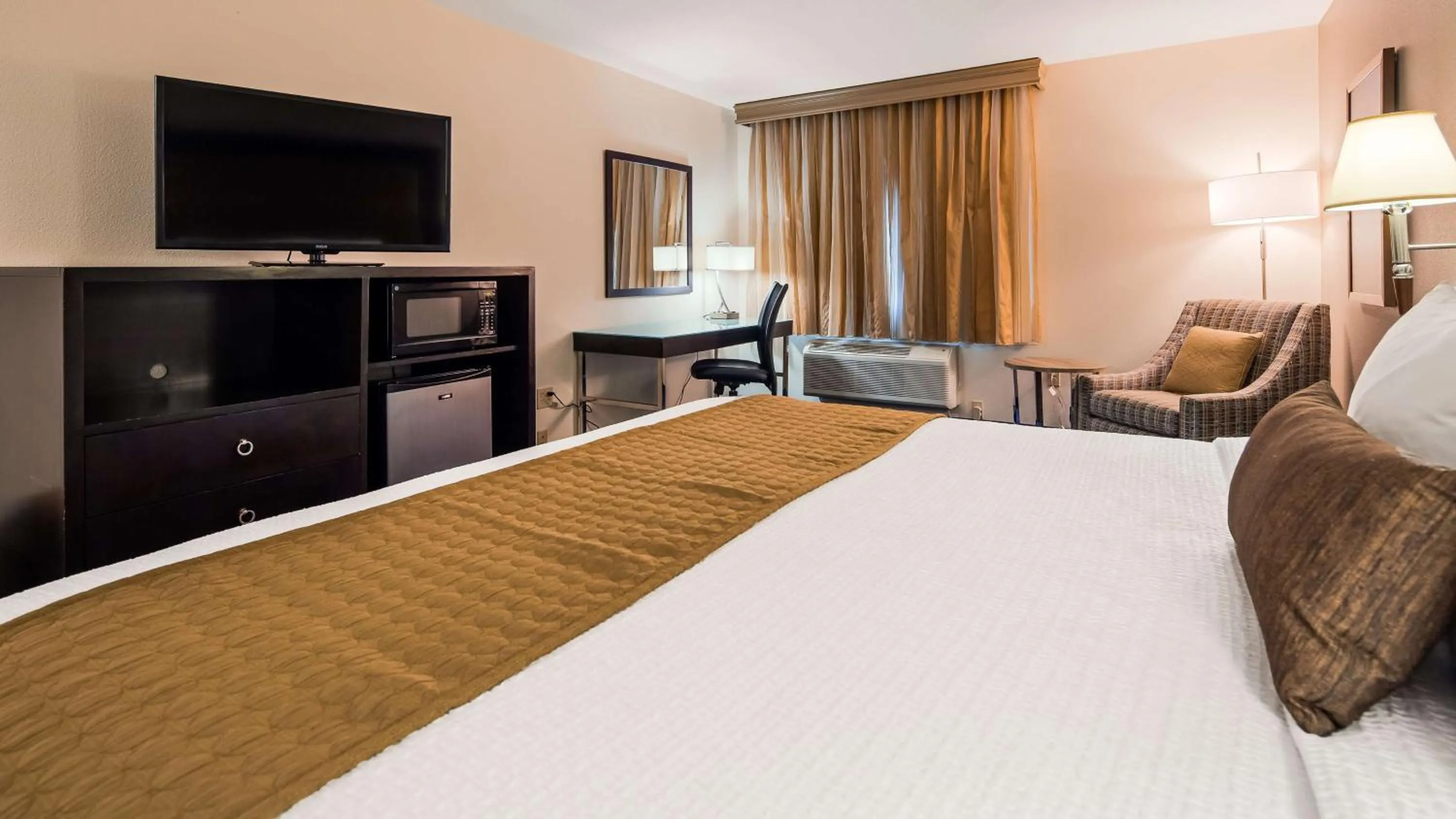 Bedroom, Bed in Best Western Plus Portland Airport Hotel & Suites