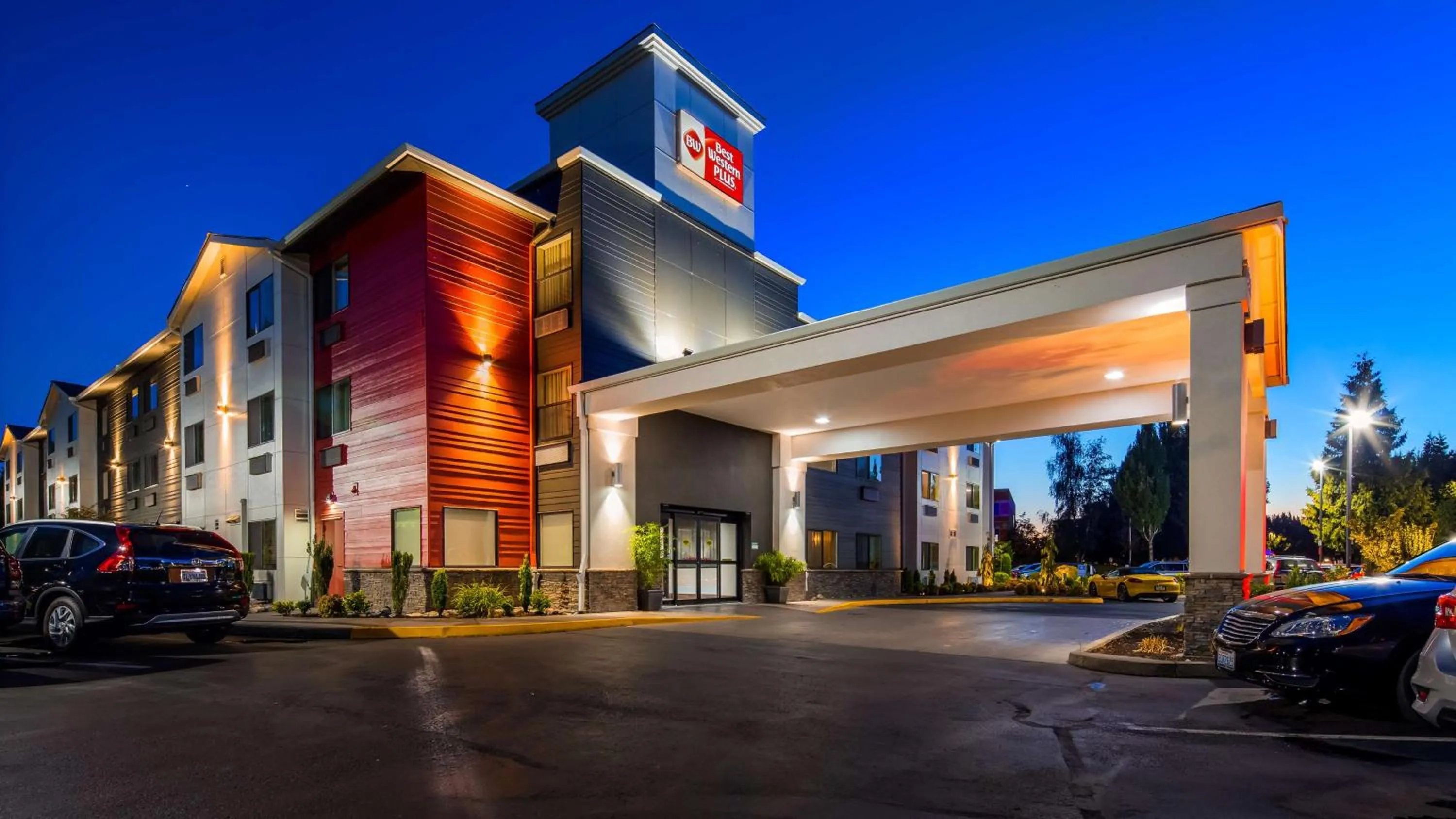 Property building in Best Western Plus Portland Airport Hotel & Suites