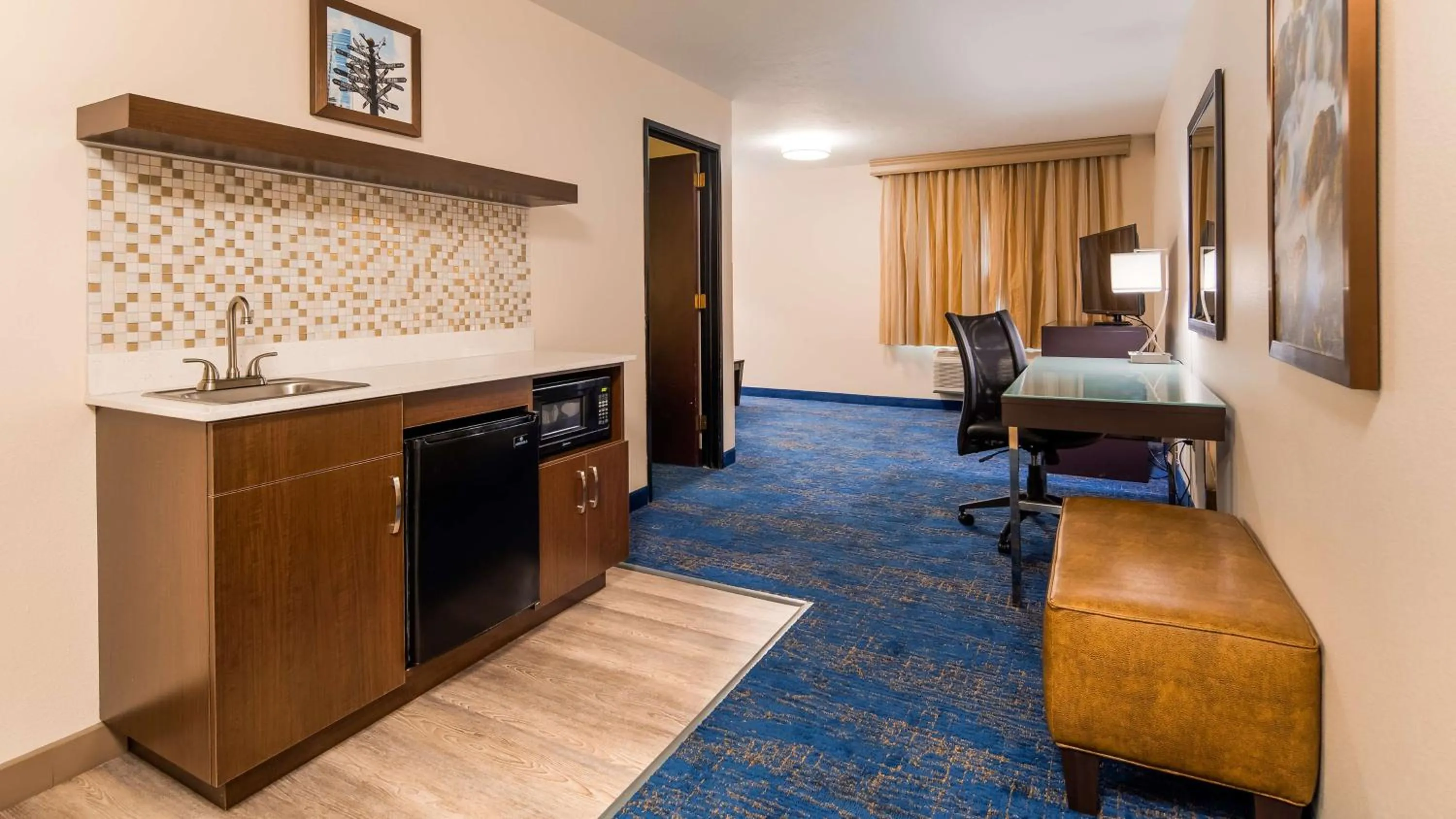 Coffee/tea facilities in Best Western Plus Portland Airport Hotel & Suites