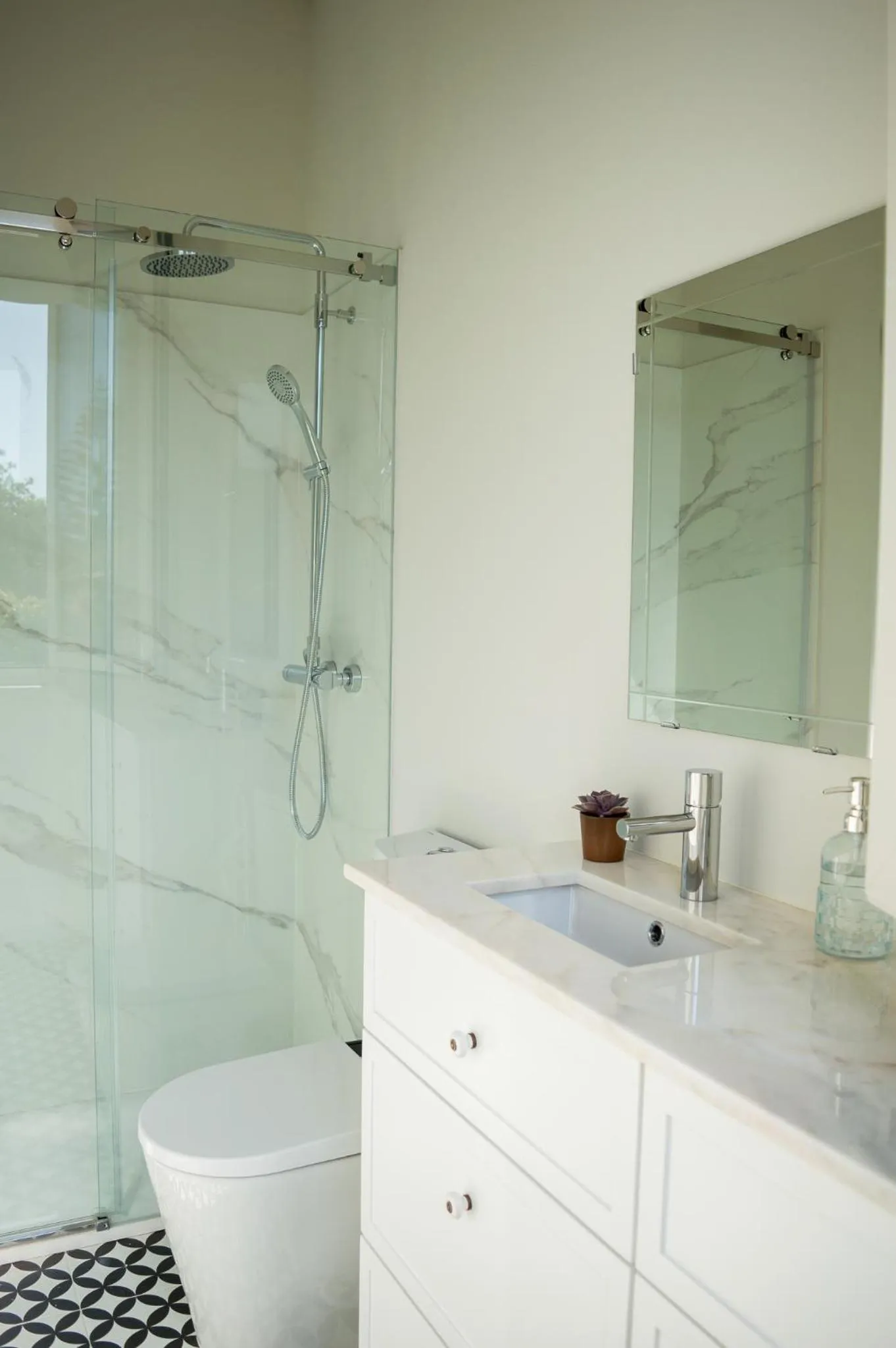 Bathroom in Queen's Garden Hostel