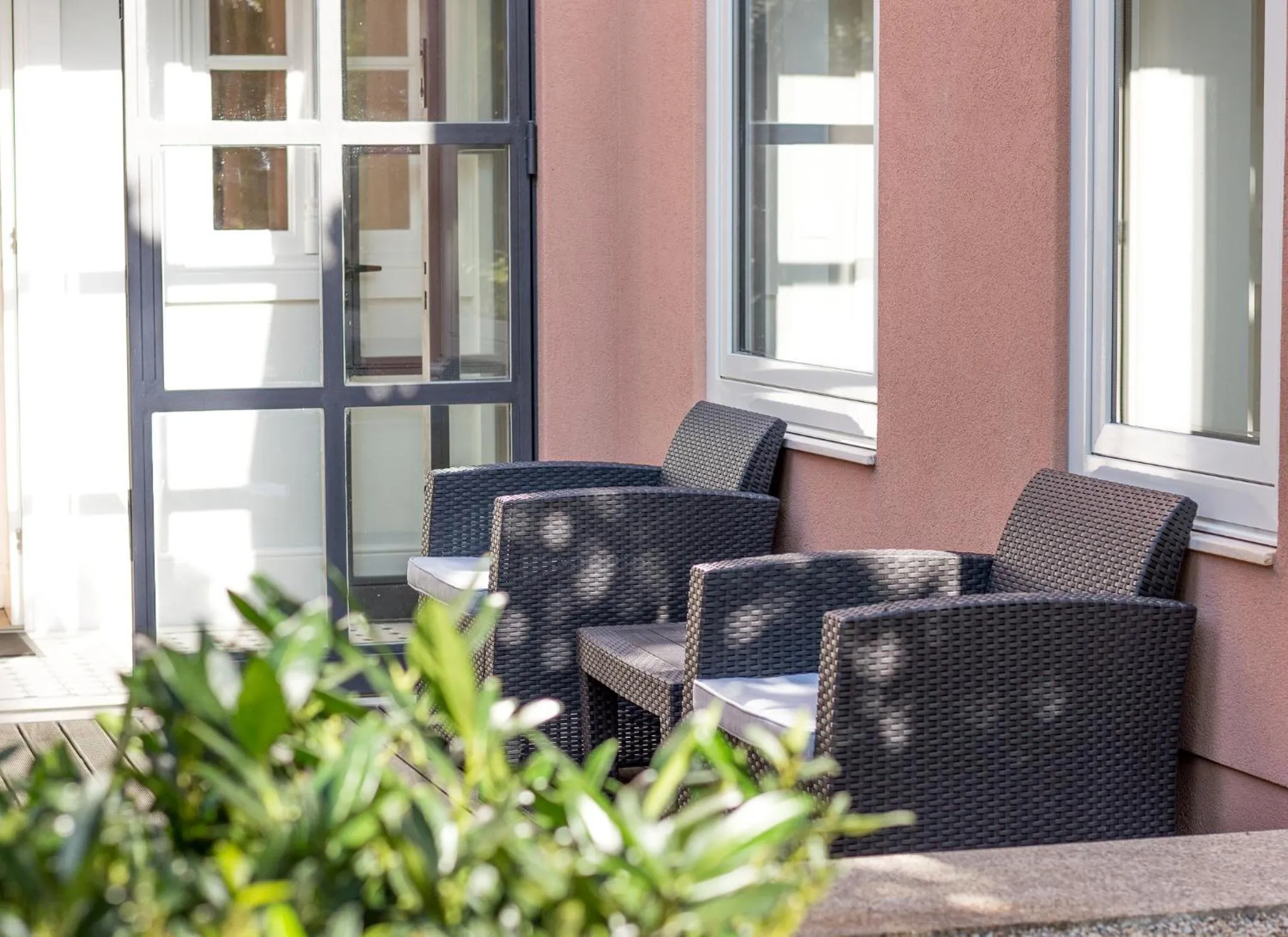 Patio in Queen's Garden Hostel